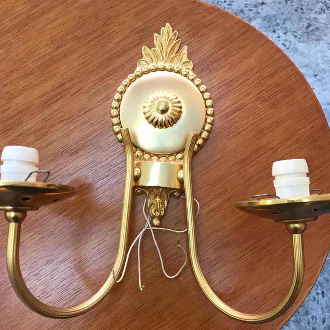 Pair of wall sconces with one light.

 Gilded metal with an arm finished in a medallion and with a round opaline lampshade

It is in perfect condition and is perfect to illuminate a passageway,
he bathroom or the living room

They are very pretty