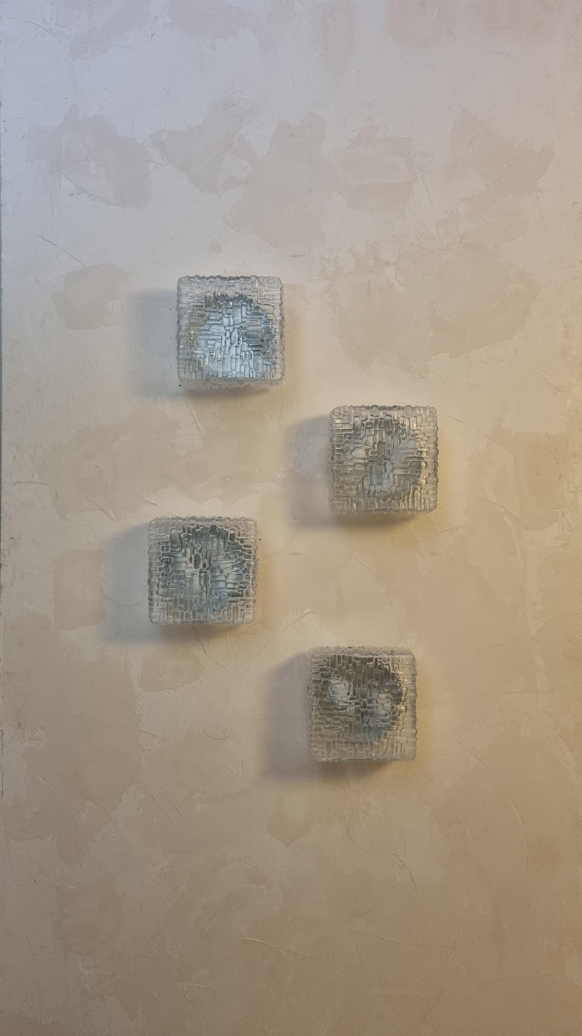 Set of 4 wall lamps of Italian manufacture, lampshade in Murano glass molded and structure in aluminum, ice color, the lamps can be used on the wall and ceiling, suitable for all environments, give a soft and relaxing light.
For all items of Italian