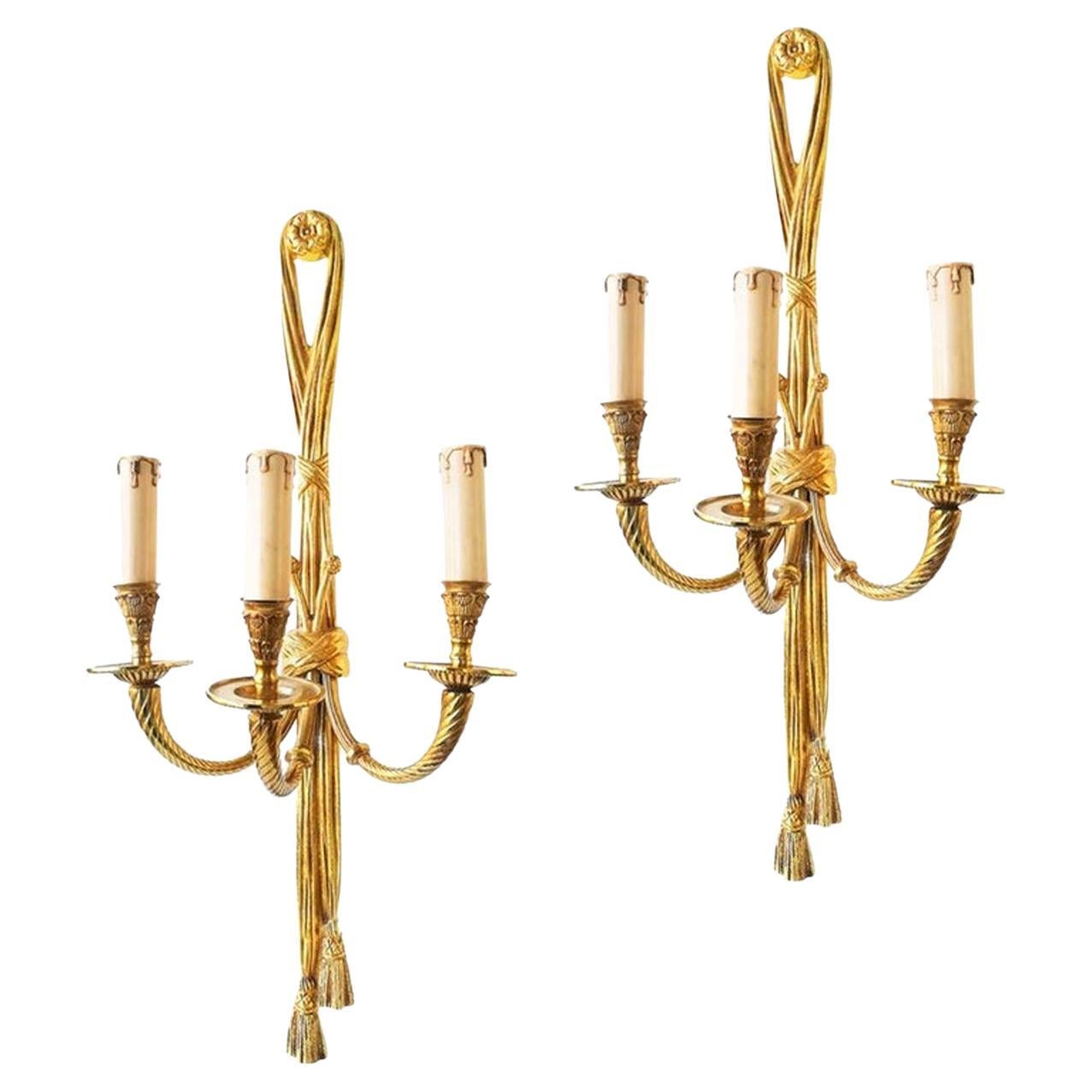 Pair of wall sconces bronze doré Louis XVI style of the first half of the 20th century.

This model of French wall lamps or sconces have illuminated the Europen Grand Hotels and Cafes with French-style decoration in Europe and around the world. This