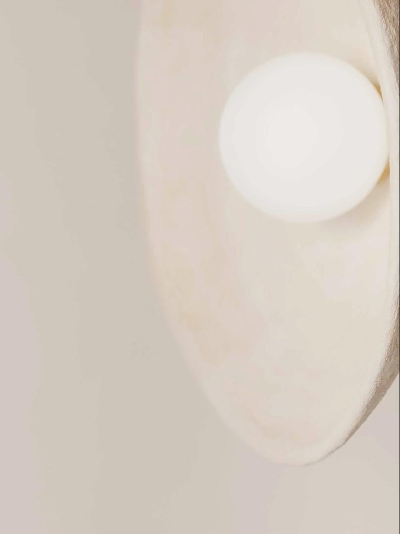 Kategorie: Beleuchtung, Dekoration
Typ: Dekoration, Stehlampe, Wandlampe, Pendelleuchte, Tischlampe
MATERIAL: Keramischer Sockel, Textilkabel
Keramische Glasur: Milch oder Ocker
Lichtquelle: G9, 110-220V

Der runde Wandleuchter aus Keramik (12