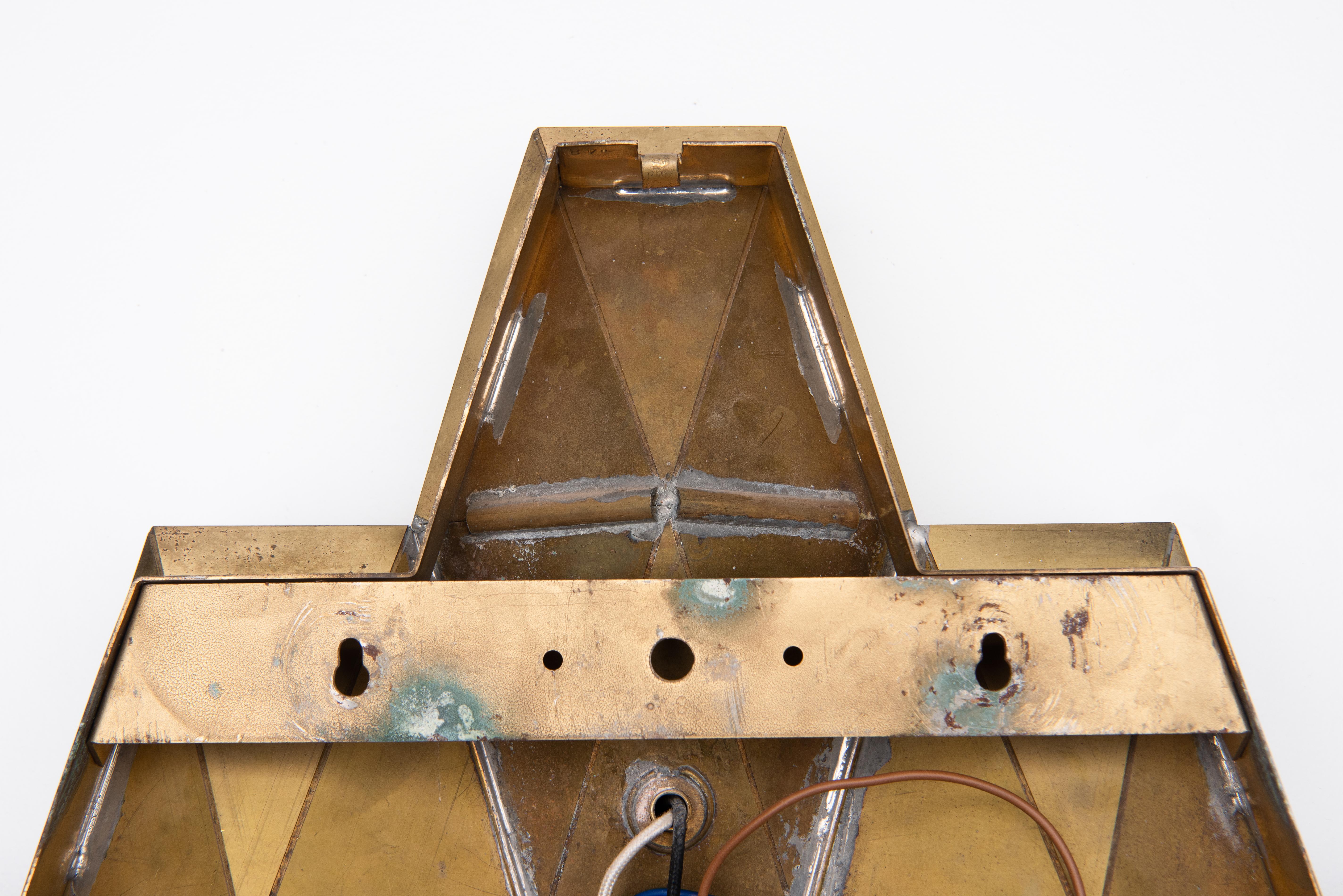 Raro par de apliques geométricos de latón macizo de Rolf Graae para Fog & Mørup en Excelente estado para la venta en Antwerpen, BE