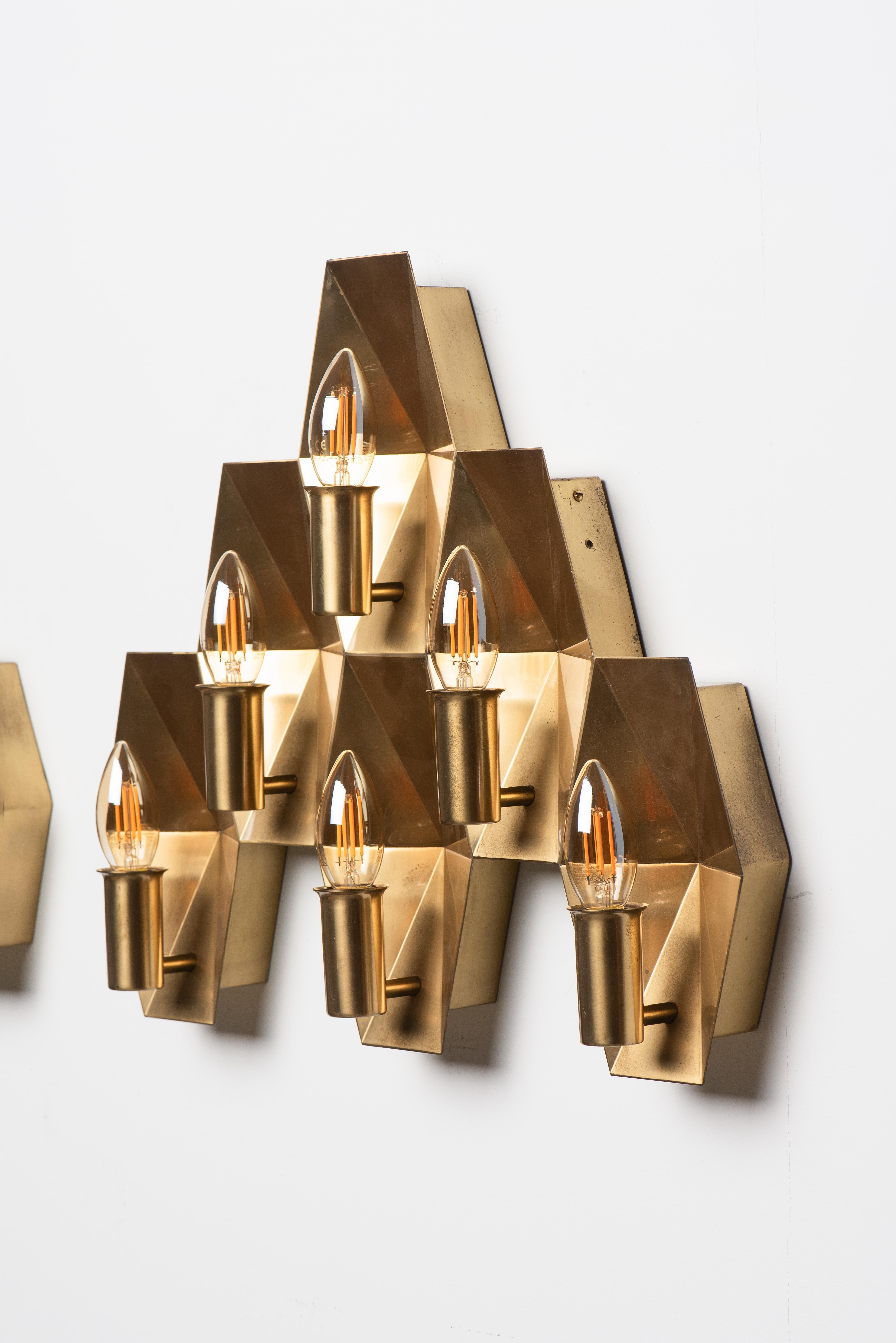 Raro par de apliques geométricos de latón macizo de Rolf Graae para Fog & Mørup siglo XX en venta