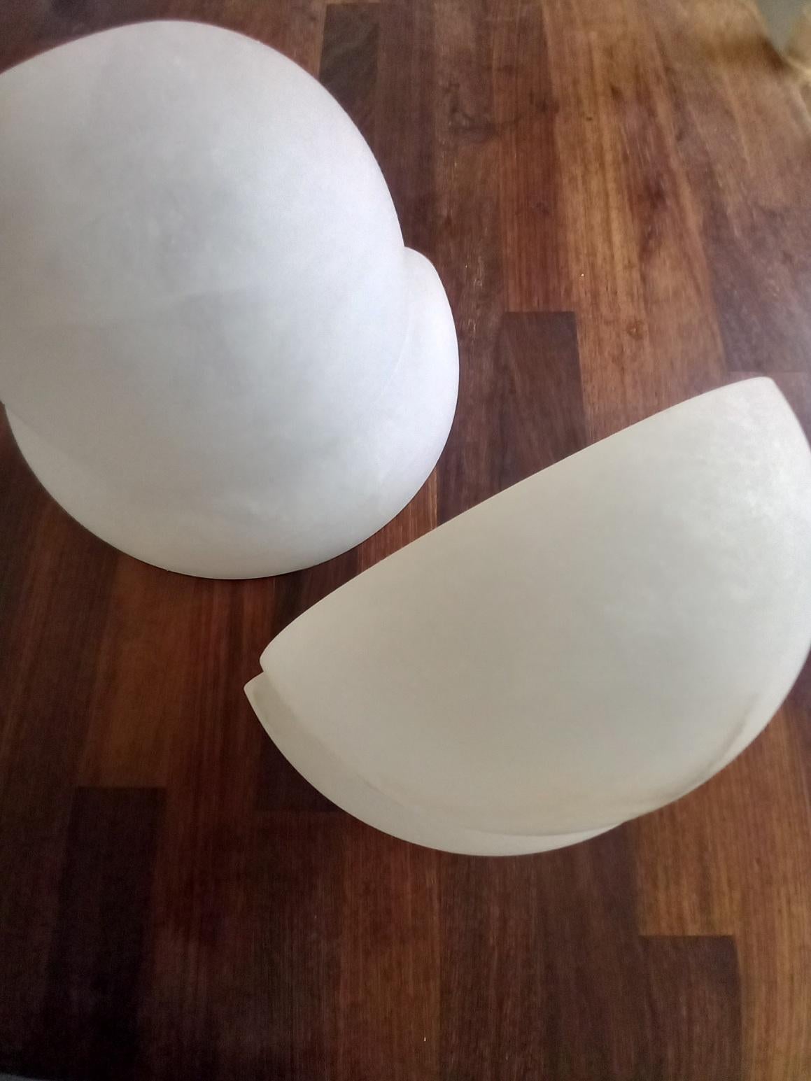 White natural alabaster sconces
It is a very special piece, the white is very pure and one of them has a nice gray streak so characteristic, looking very pretty when illuminated
their shapes are rounded,
It is in excellent condition, like new. It