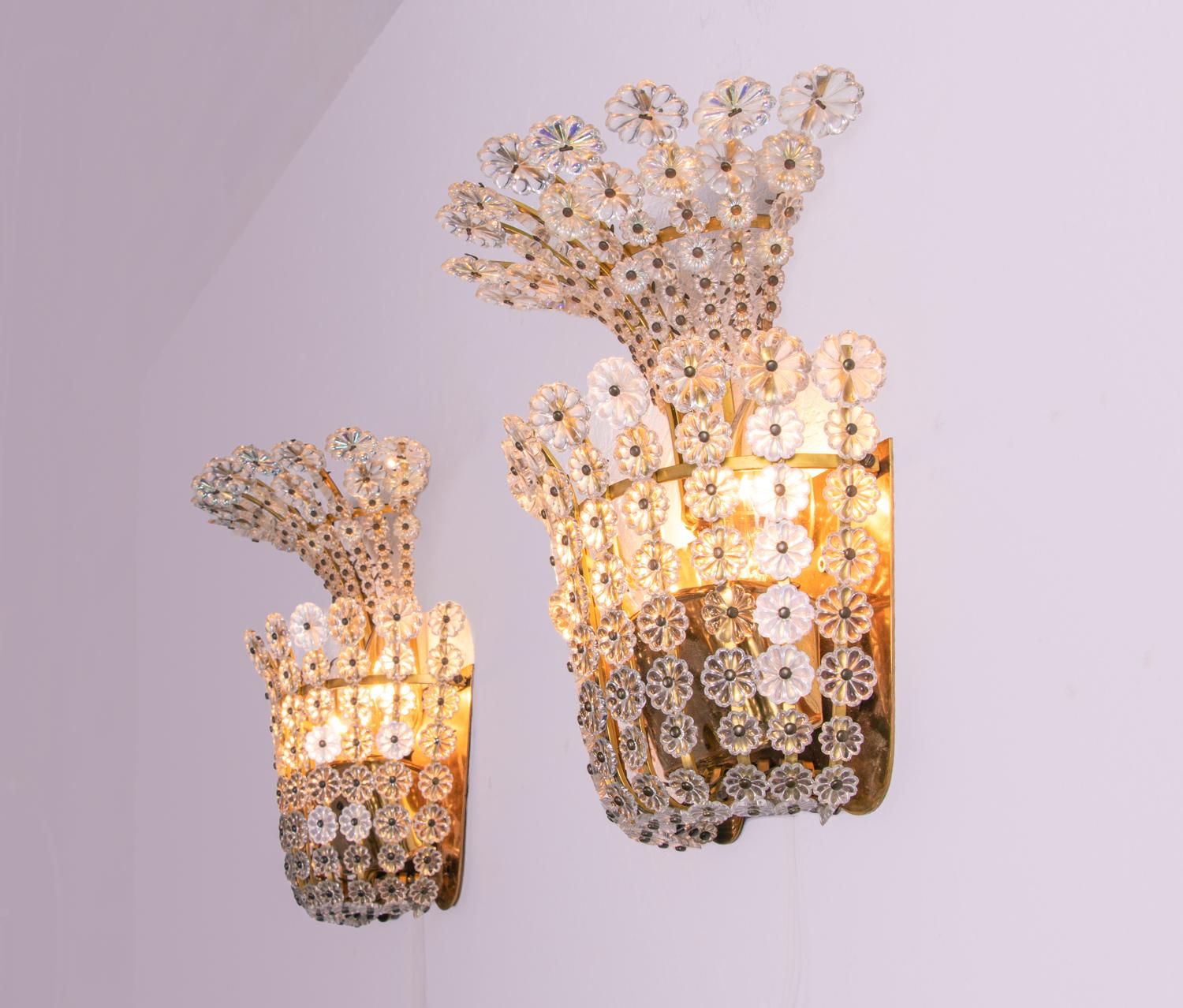Charmante paire d'appliques murales avec des fleurs en cristal sur un cadre en laiton. Ce type de lampes a été fabriqué dans les années 1950 par Emil Stejnar / Rupert Nikoll, à Vienne. 
 
Dimensions : hauteur 9.8