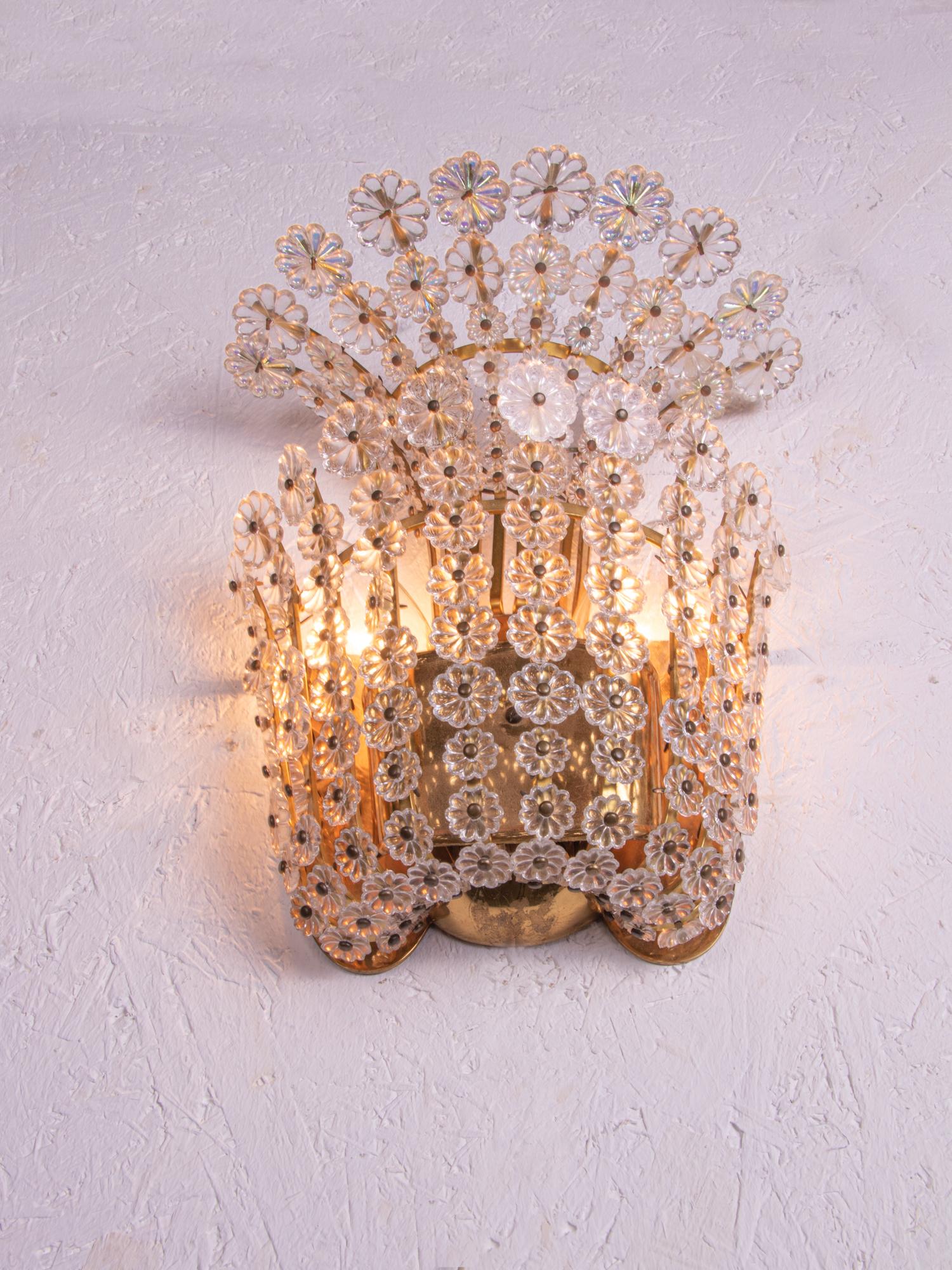 Paire d'appliques avec fleurs en cristal à la manière d'Emil Stejnar, Vienne 1950 Bon état - En vente à Niederdorfelden, Hessen