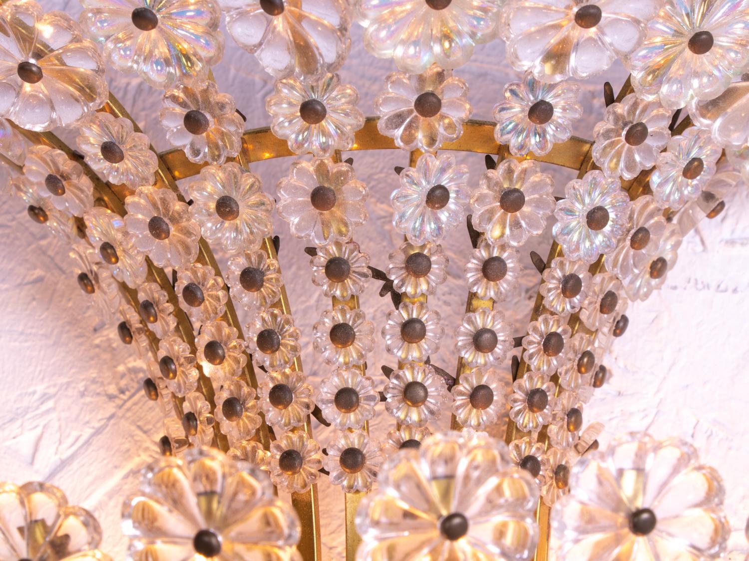 20ième siècle Paire d'appliques avec fleurs en cristal à la manière d'Emil Stejnar, Vienne 1950 en vente