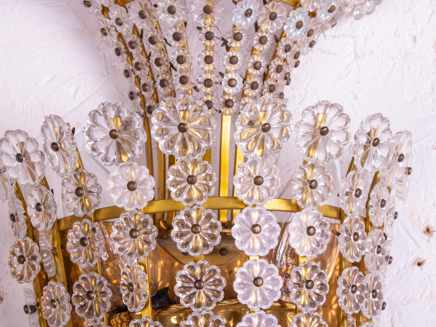 Laiton Paire d'appliques avec fleurs en cristal à la manière d'Emil Stejnar, Vienne 1950 en vente