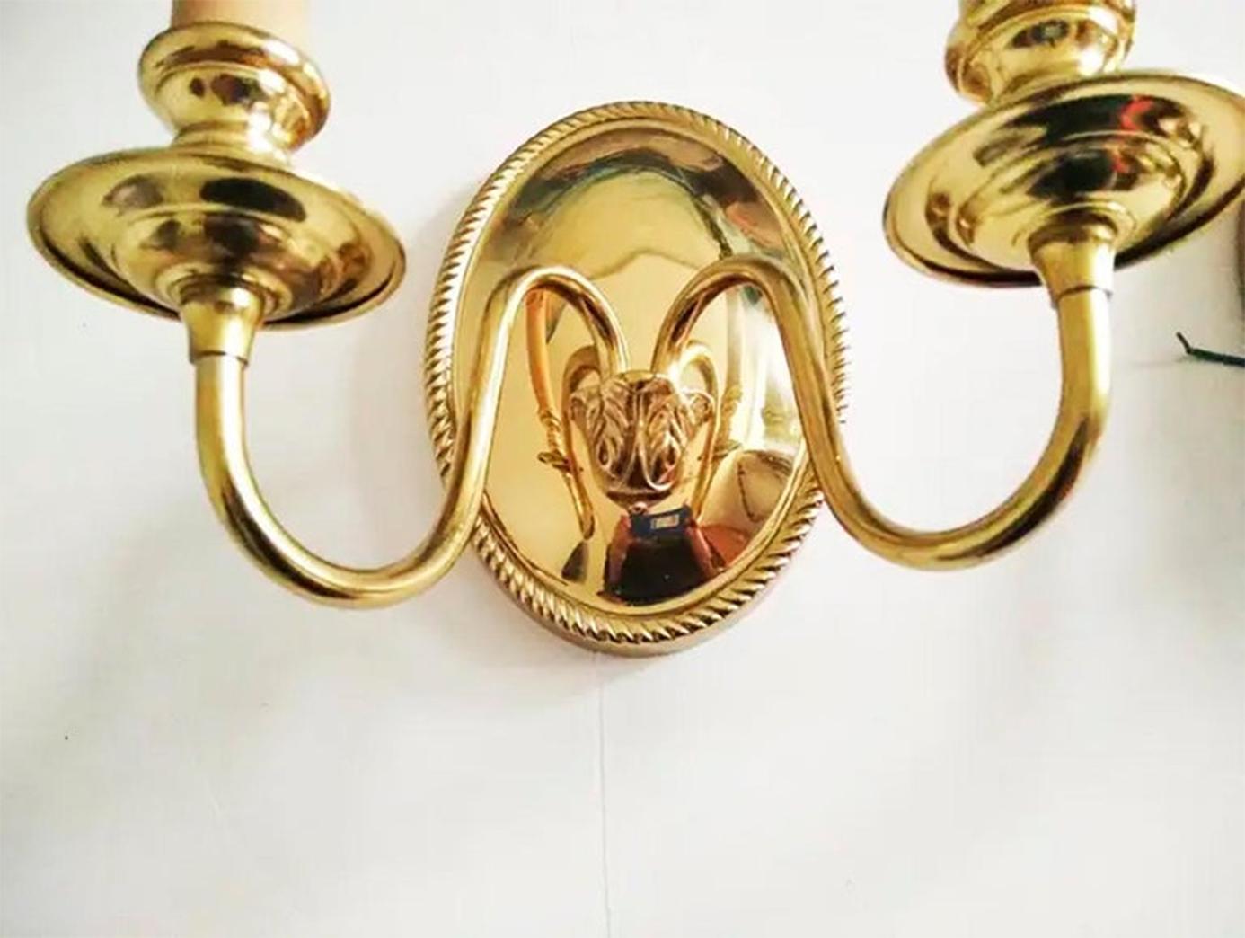 Paar elegante Wandlampen aus goldenem Messing im Louis XVI-Stil
Sie sind elegant und passen in jeden Raum. Wenn Sie möchten, können Sie ihnen ein PanatLla hinzufügen.
Sein Zustand ist fast perfekt, fast wie neu.
Ideal als Wandlampen für einen Flur