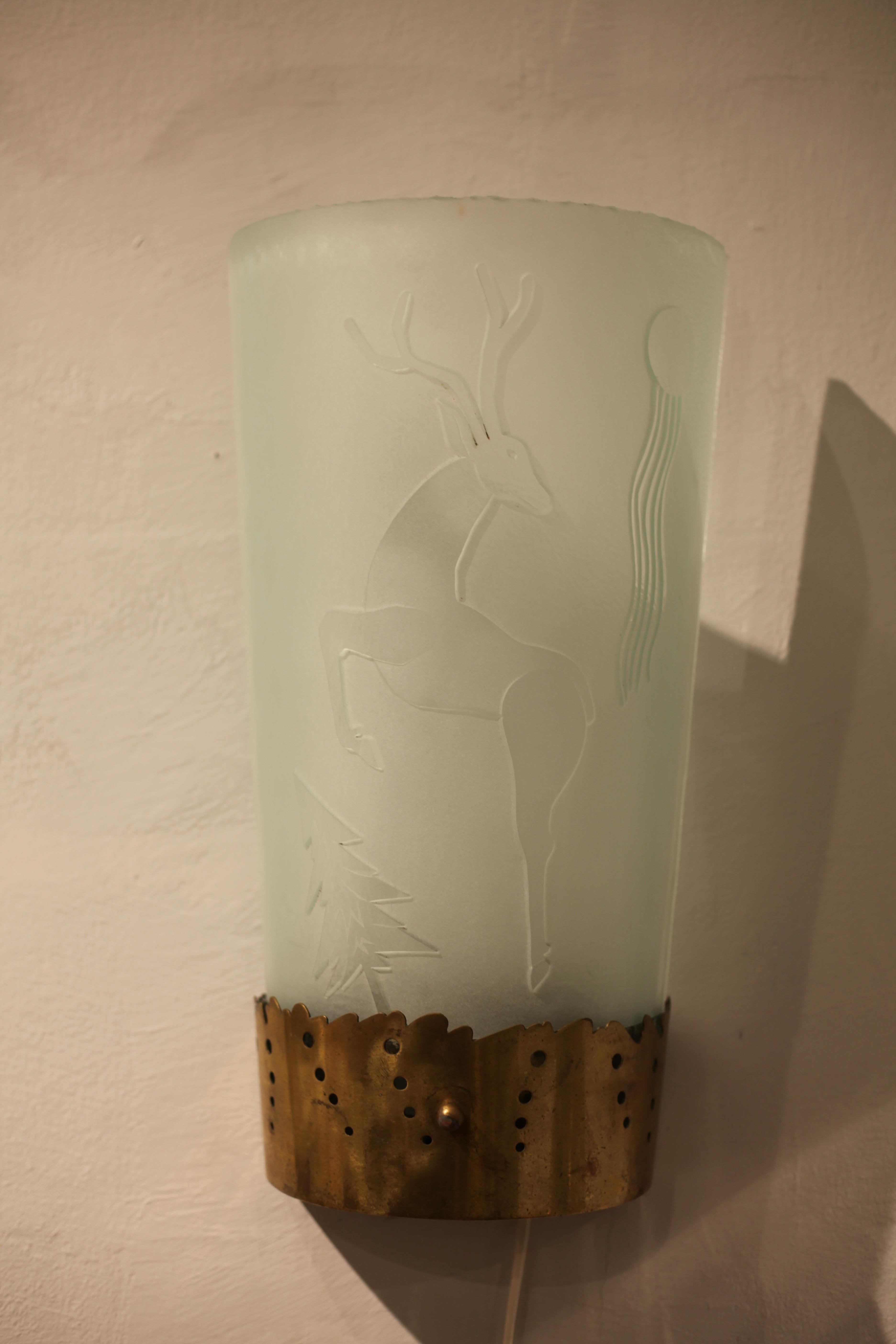 Focaccine da parete, una coppia in vetro acidato con decoro di cervo, attr. Glössner Moderno Svedese in vendita 4