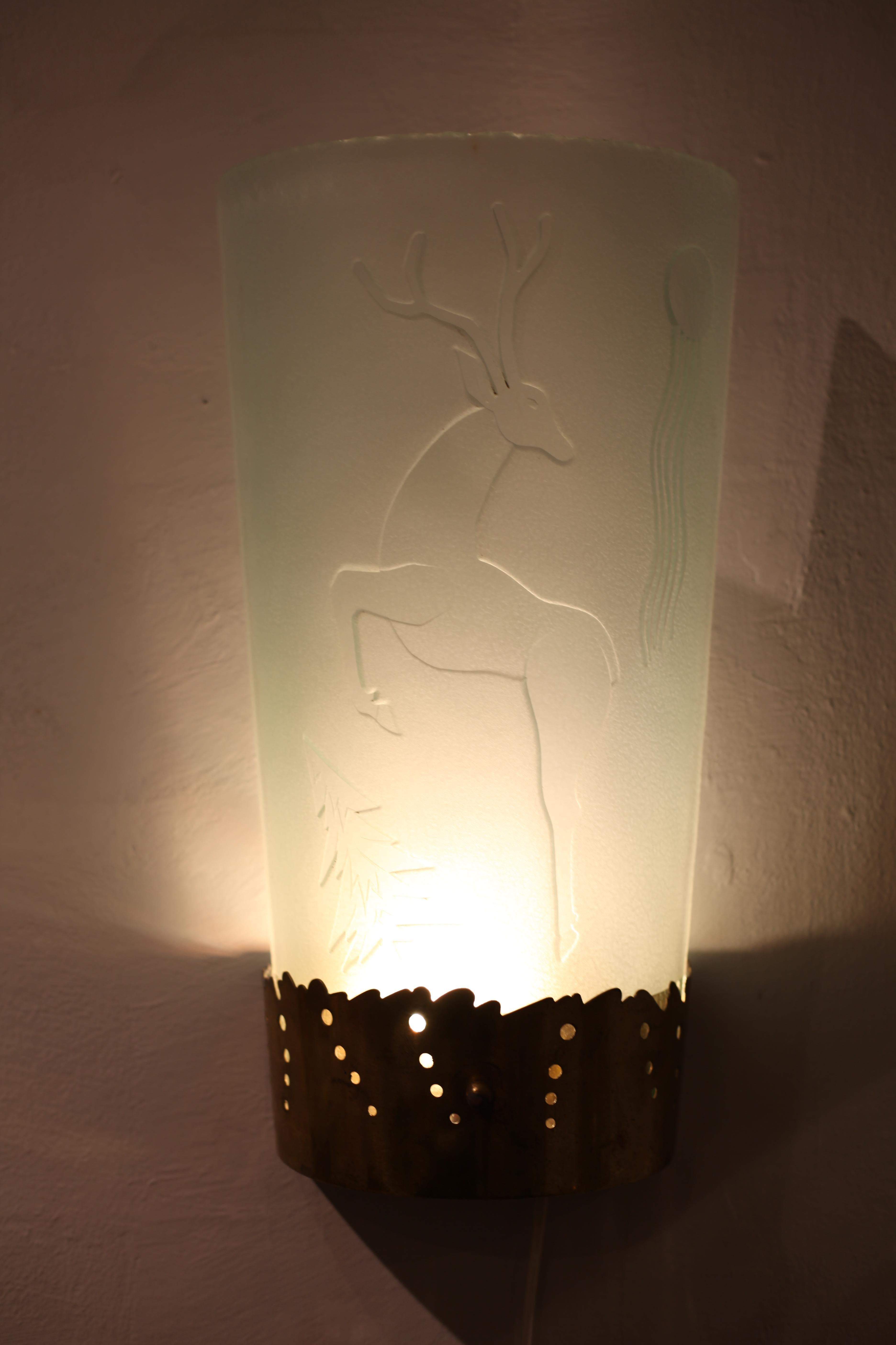Focaccine da parete, una coppia in vetro acidato con decoro di cervo, attr. Glössner Moderno Svedese in vendita 6