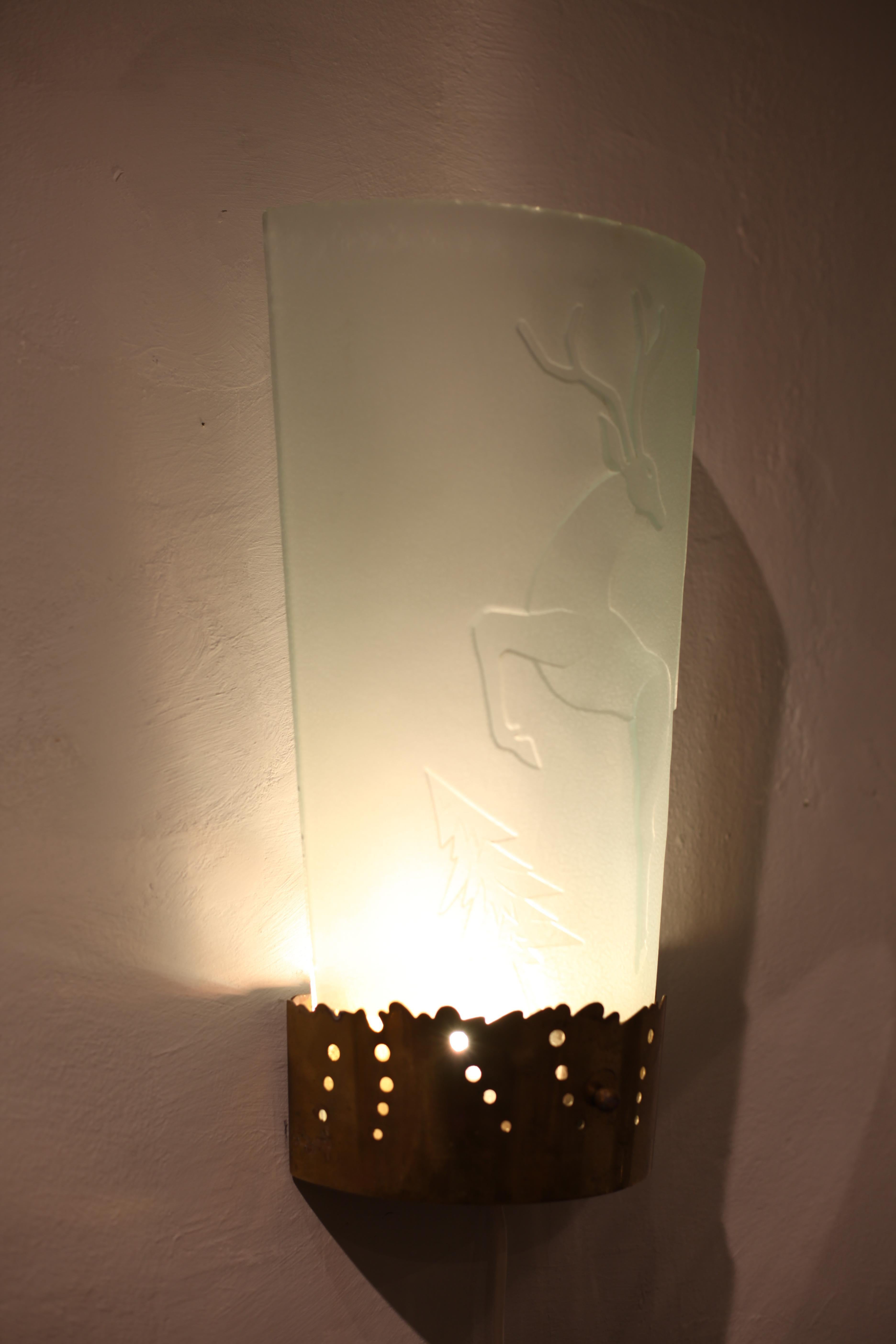 Focaccine da parete, una coppia in vetro acidato con decoro di cervo, attr. Glössner Moderno Svedese in vendita 7