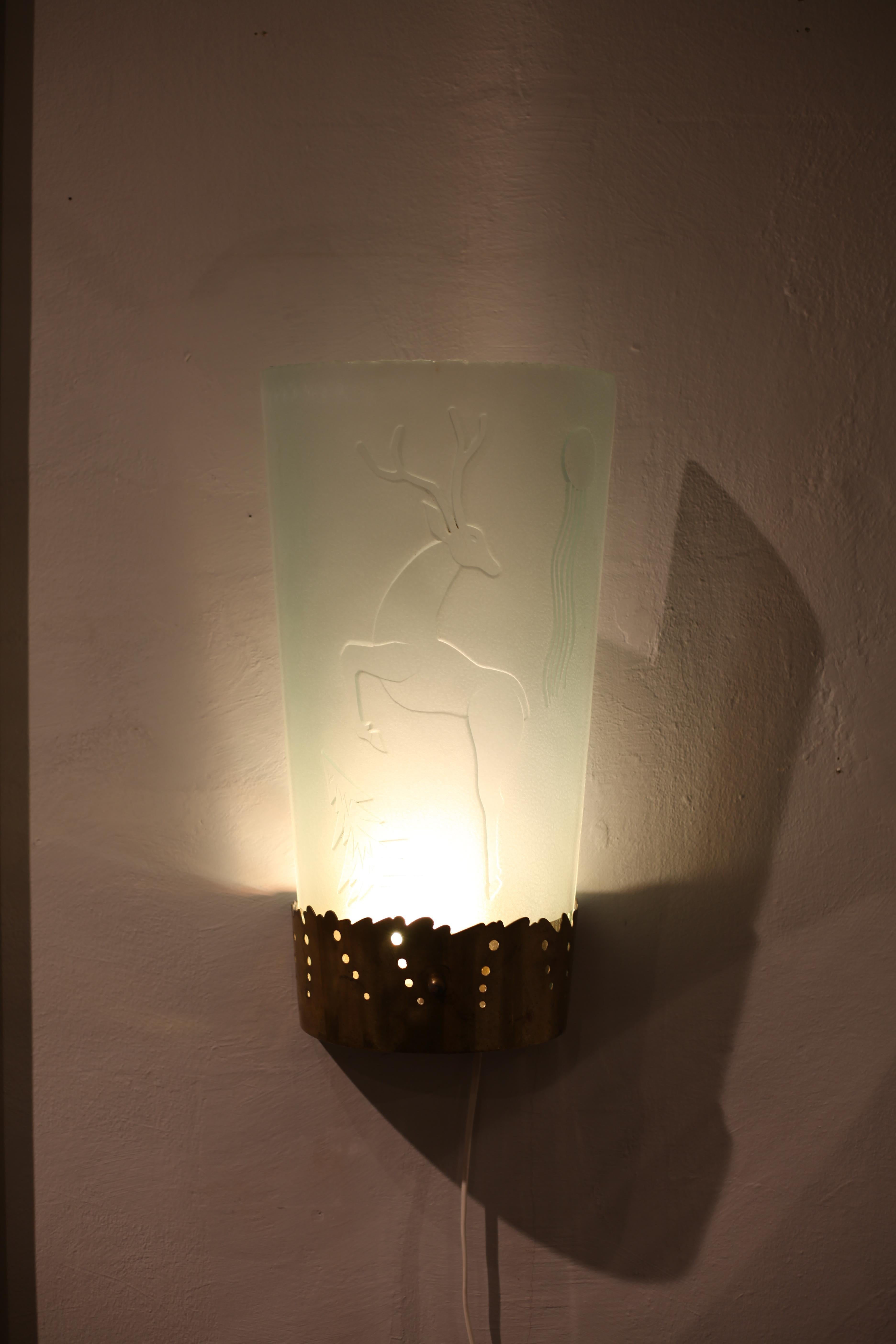 Focaccine da parete, una coppia in vetro acidato con decoro di cervo, attr. Glössner Moderno Svedese in vendita 8