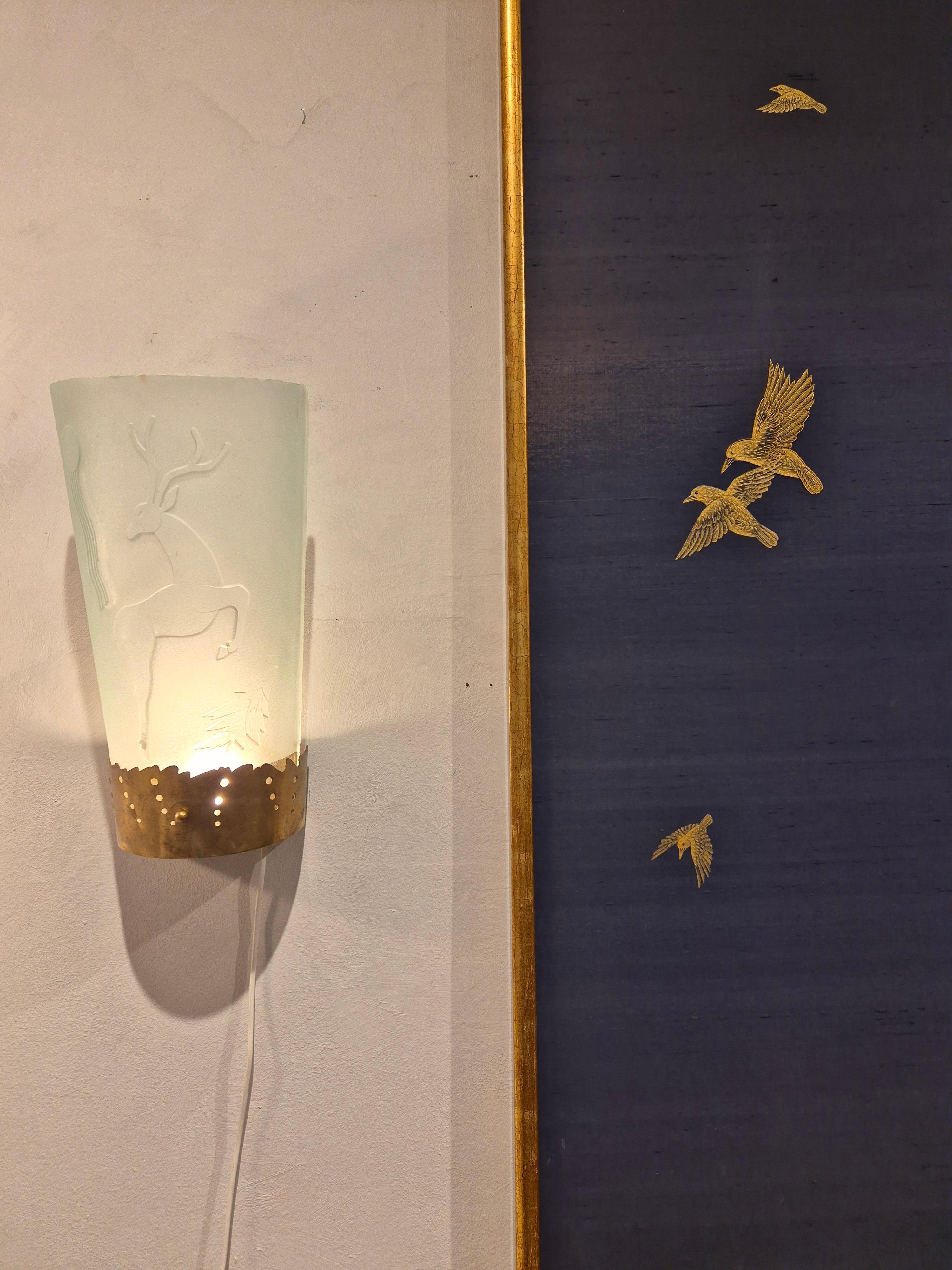 Una rara coppia di grandi lampade da parete in ottone e vetro con decoro inciso di un cervo. Swedish Modern, attribuito a Glössner AB Sweden.


In buone condizioni, normali segni di età e usura. Bella patina. 