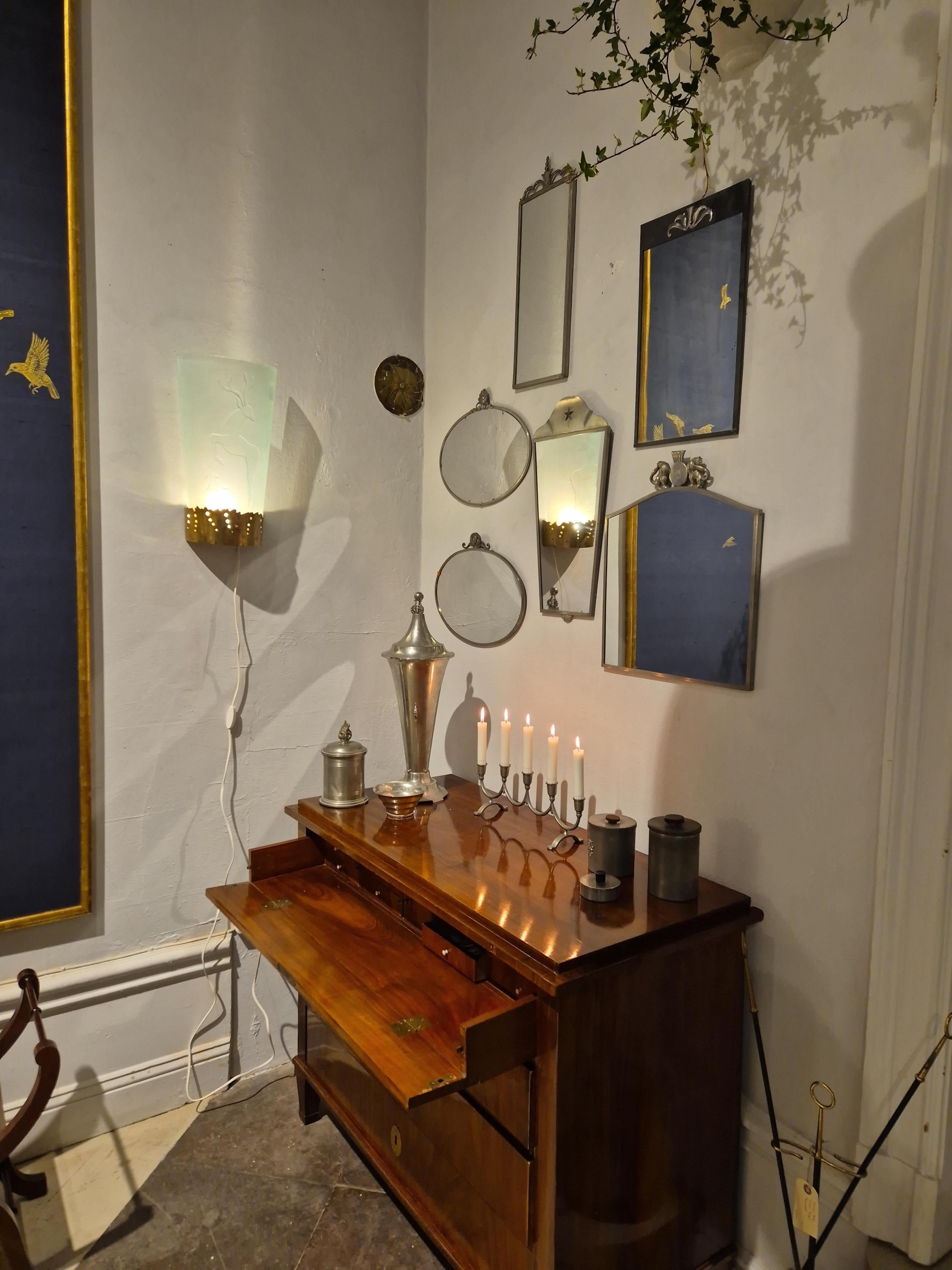 XX secolo Focaccine da parete, una coppia in vetro acidato con decoro di cervo, attr. Glössner Moderno Svedese in vendita
