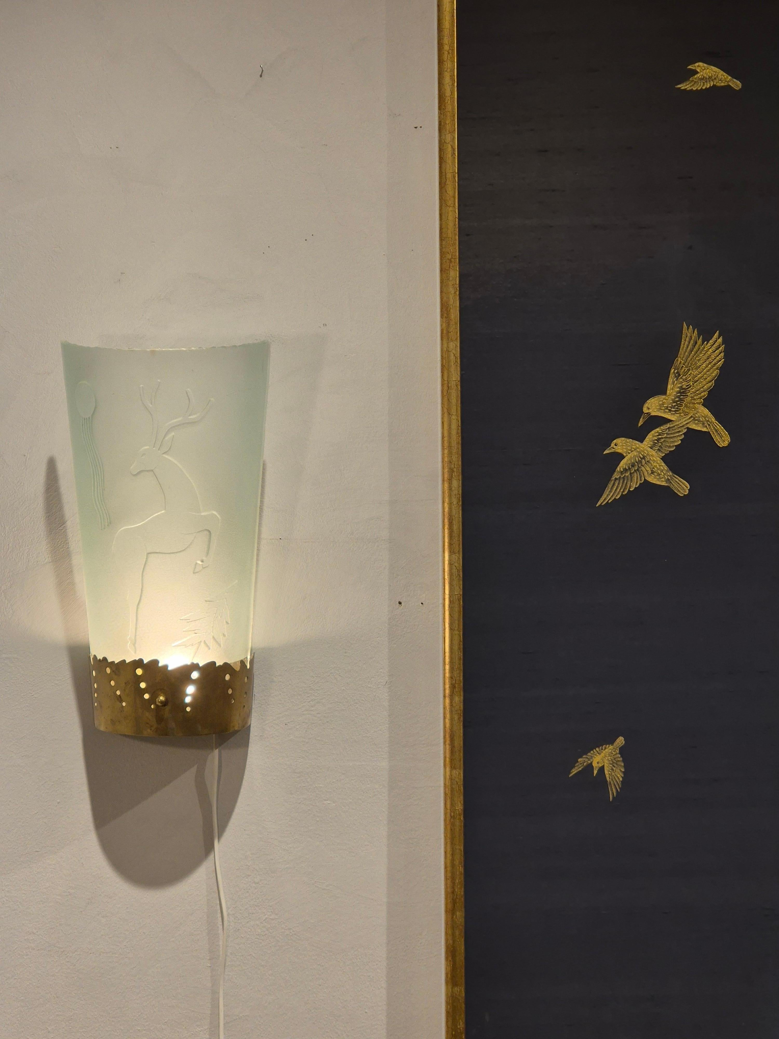 Ottone Focaccine da parete, una coppia in vetro acidato con decoro di cervo, attr. Glössner Moderno Svedese in vendita