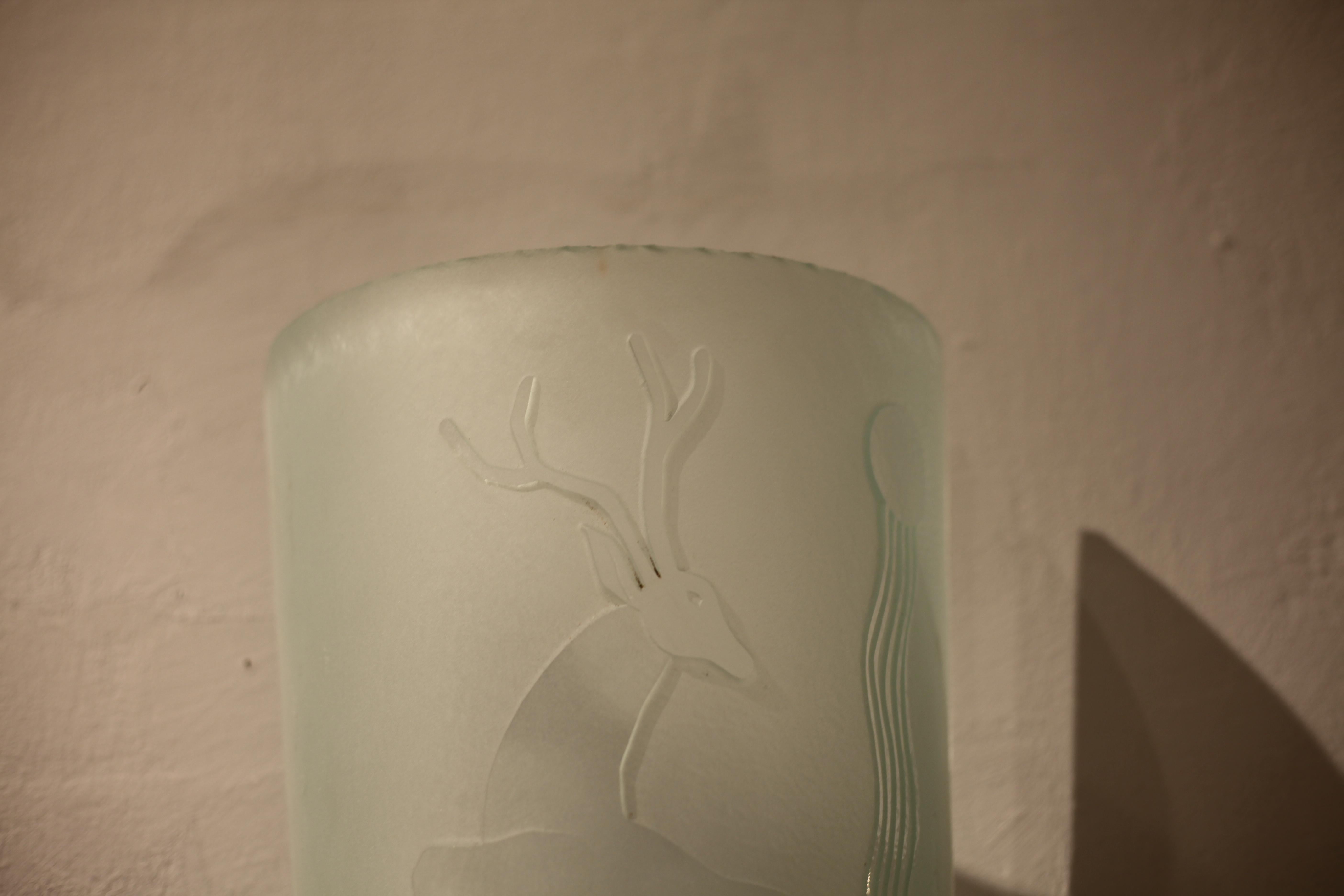 Focaccine da parete, una coppia in vetro acidato con decoro di cervo, attr. Glössner Moderno Svedese in vendita 2