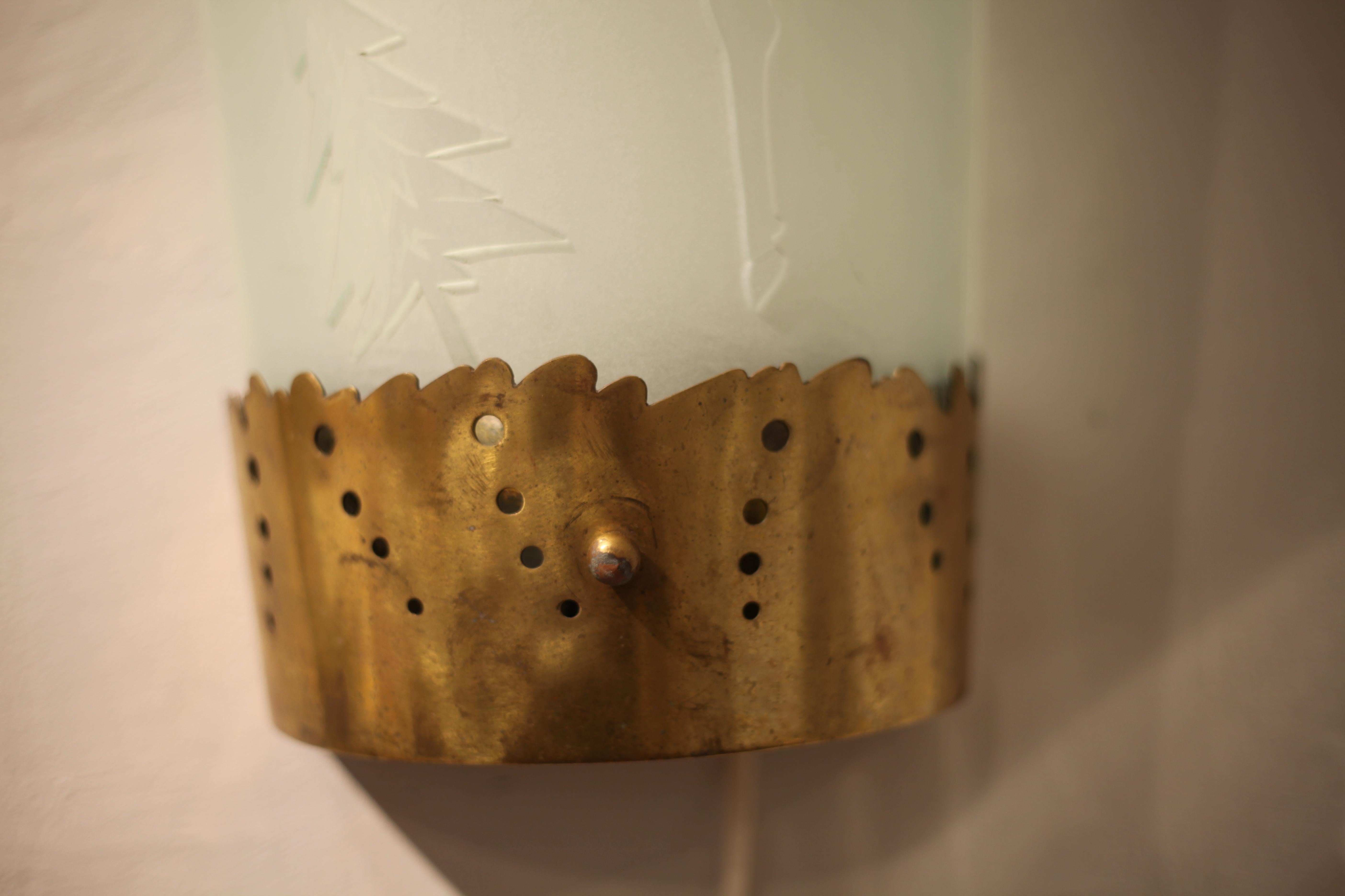 Focaccine da parete, una coppia in vetro acidato con decoro di cervo, attr. Glössner Moderno Svedese in vendita 3