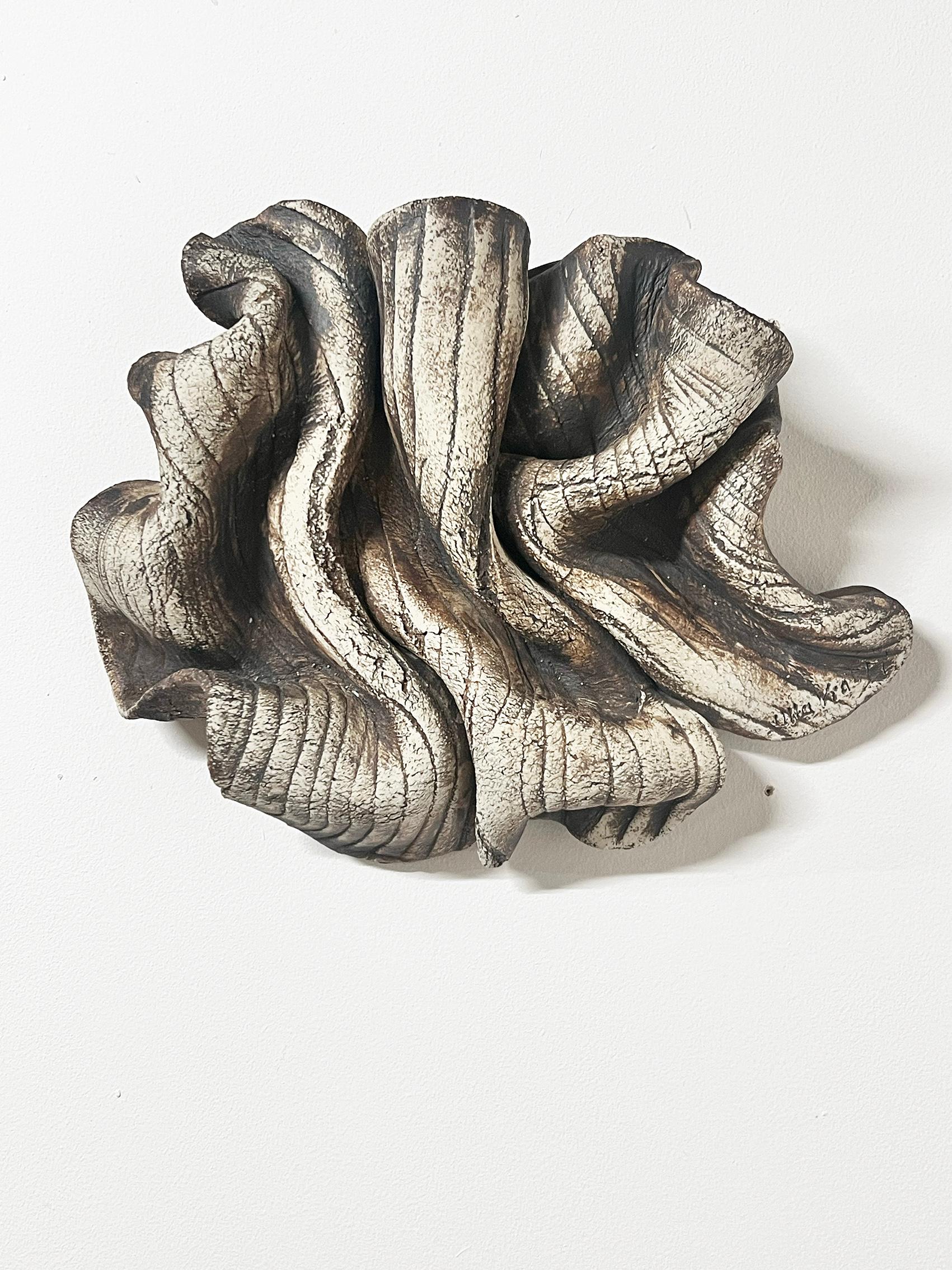 Wandskulptur, entworfen von Ulla Viotti, Schweden, ca. 1960-70er Jahre.
Unterschrieben. 
Guter Vintage-Zustand, Abnutzung und Patina im Einklang mit Alter und Gebrauch.