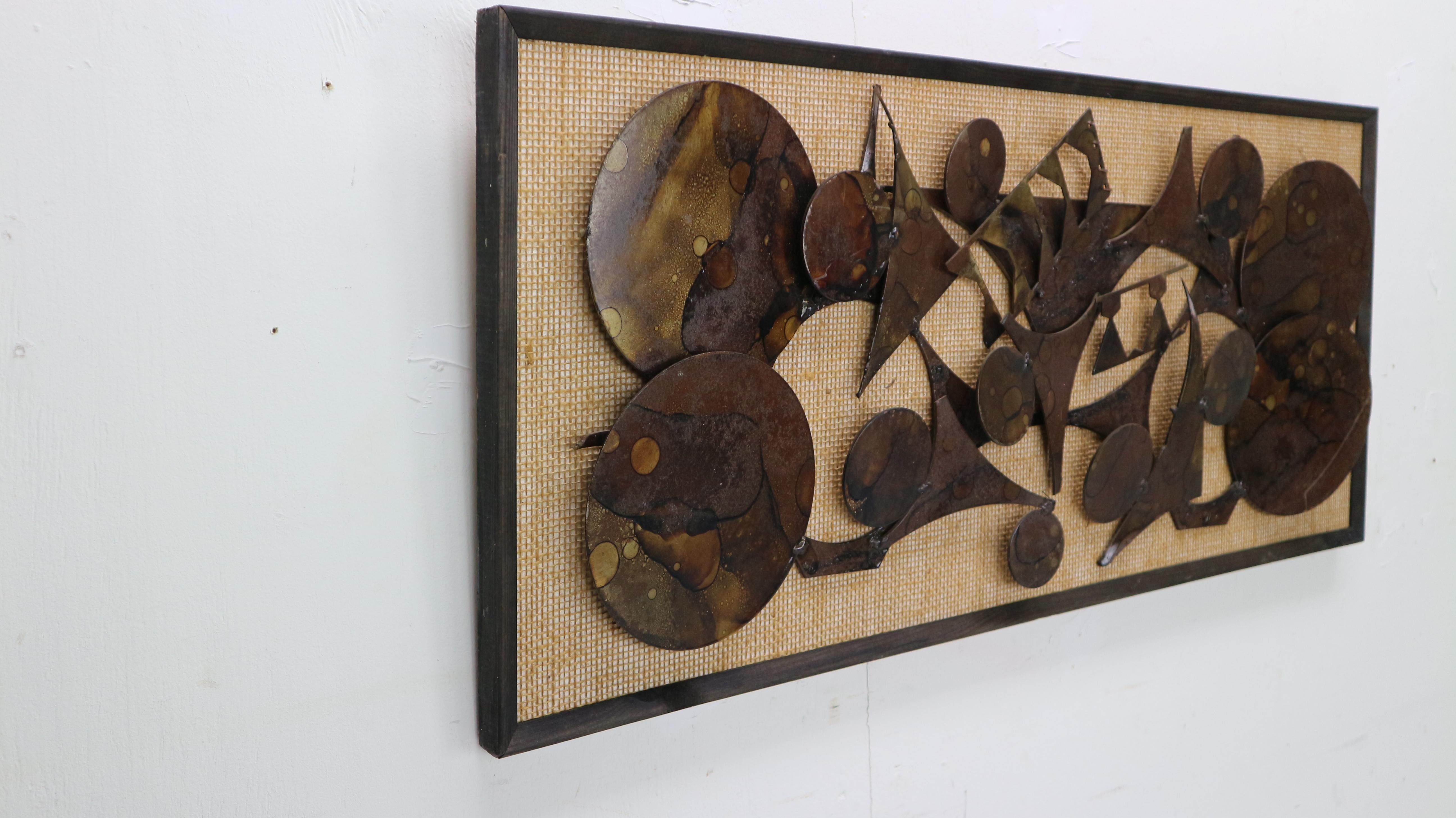 This brutalist wall sculpture was designed and manufactured by the Danish artist Henrik Horst, circa 1970s.

Bronze sculpture on a wooden panel with burlap. Framed.

Hendrik Horst is an artist and designer born in 1942 in Denmark. Study tours in