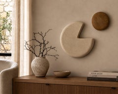 Escultura de pared en escayola de arcilla natural de Lime & Co Studio