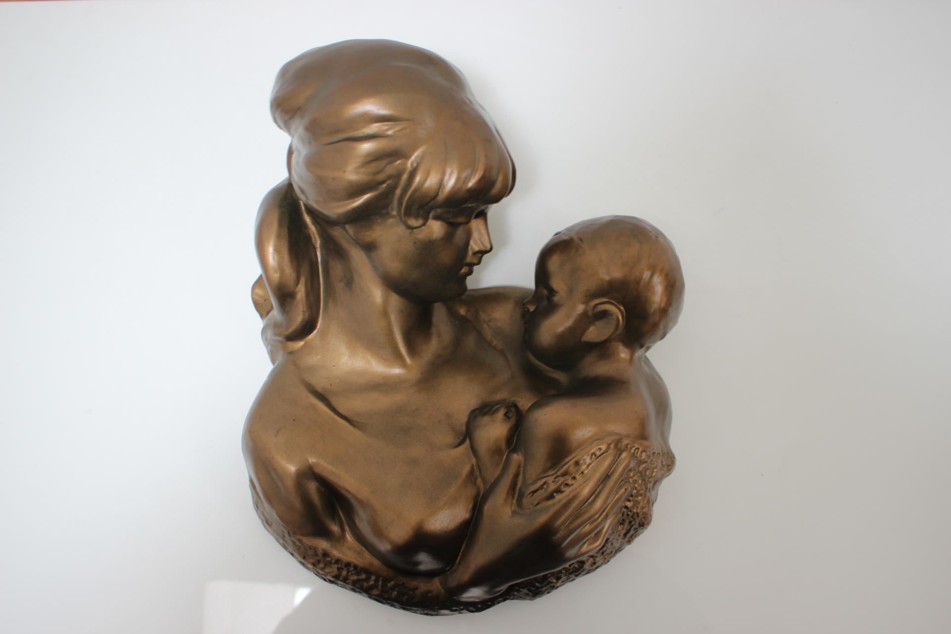 Fabriqué en Tchécoslovaquie
Fabriqué en laiton, céramique
Polis
Bohumil Kokrda Sculpteur académique
État d'origine
l'art décoratif.