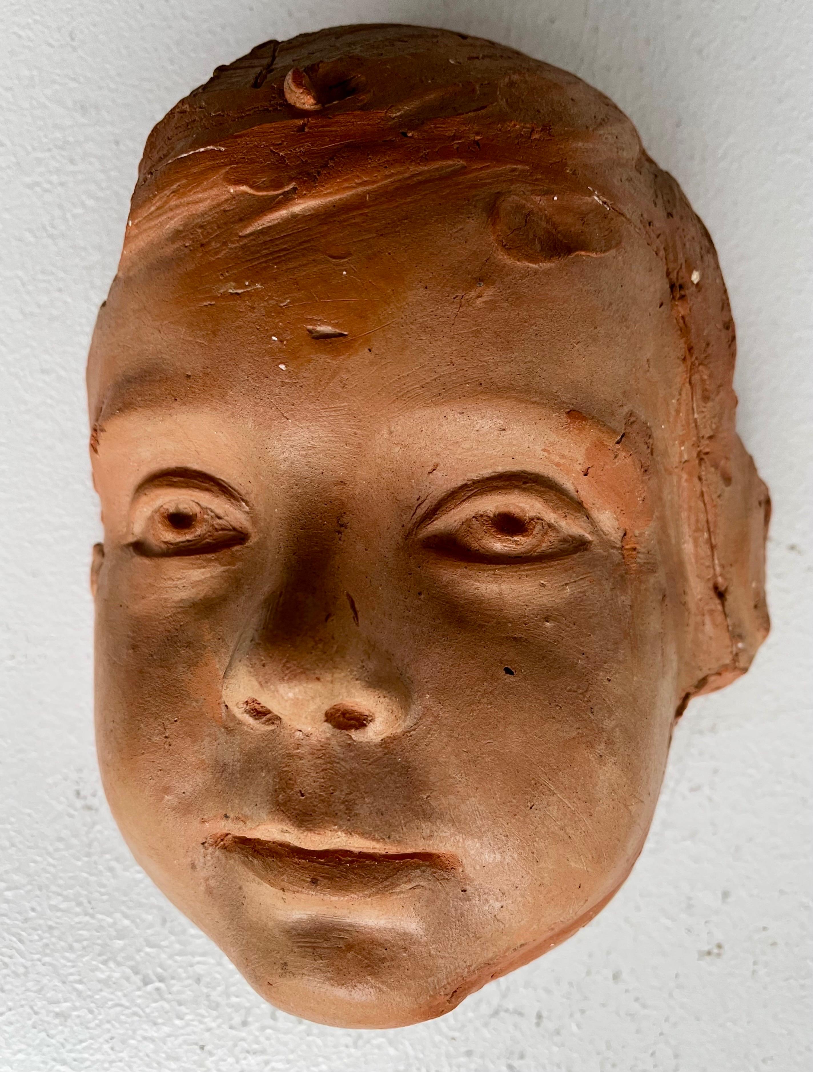Scultura da parete di viso di bambino 
Artista Eugene Canneel (1882-1966)
Belgio, 1950 circa
Firma autografa lungo il bordo


