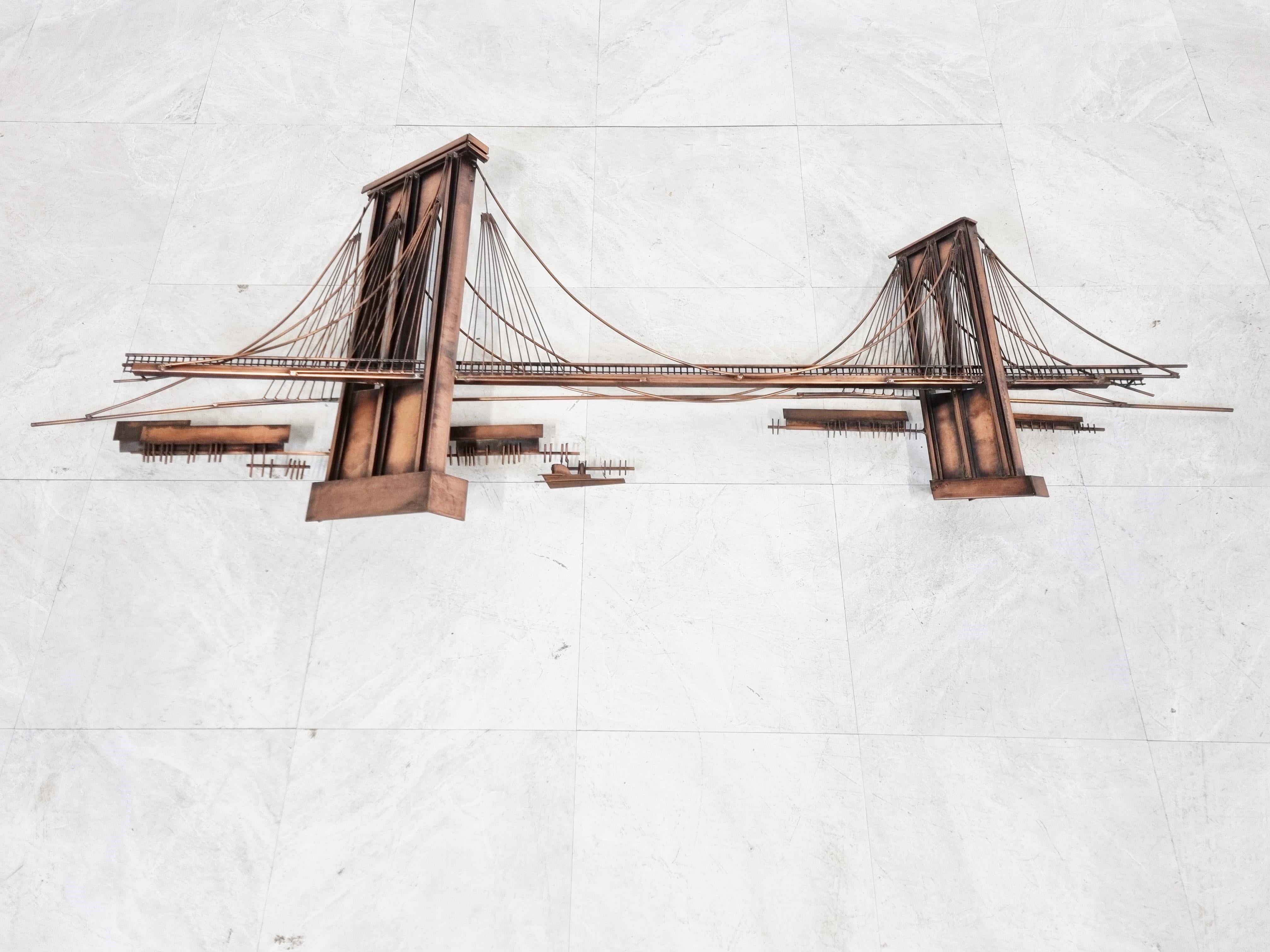 Impressive copper wall sculpturedepicting the Brooklyn bridge, signed by Curtis Jeré.

The sculpture is made to create a 3d effect of the bridge.

Good condition

1976 - Usa

Dimensions:
Height: 56cm/22.04