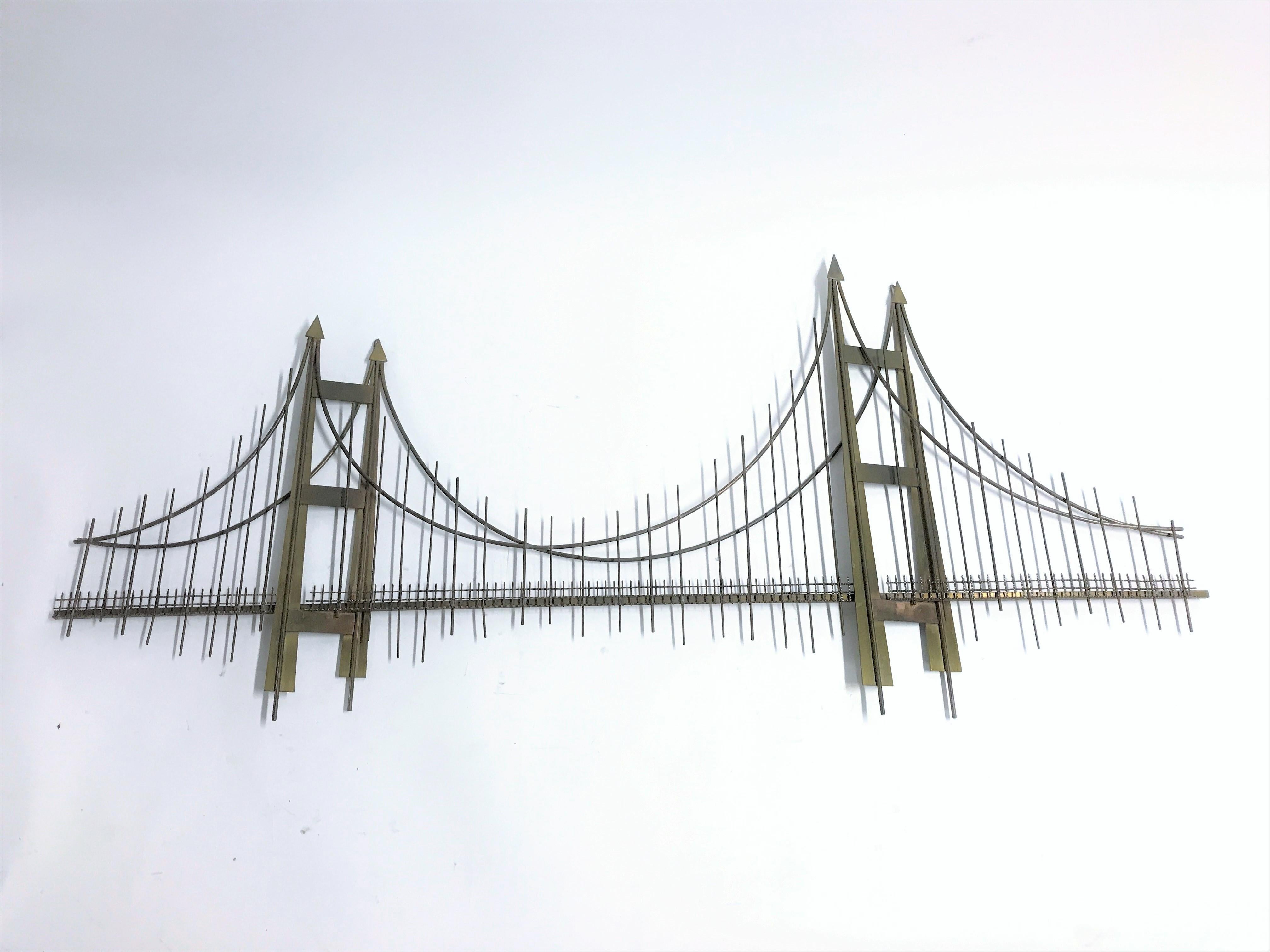 Impressive copper wall sculpture depicting the golden gate bridge, very much in the manner of Curtis Jeré.

The sculpture is made to create a 3d effect of the bridge.

Good condition

1970s, Belgium

Dimensions:
Width 160cm/62.99”
Height