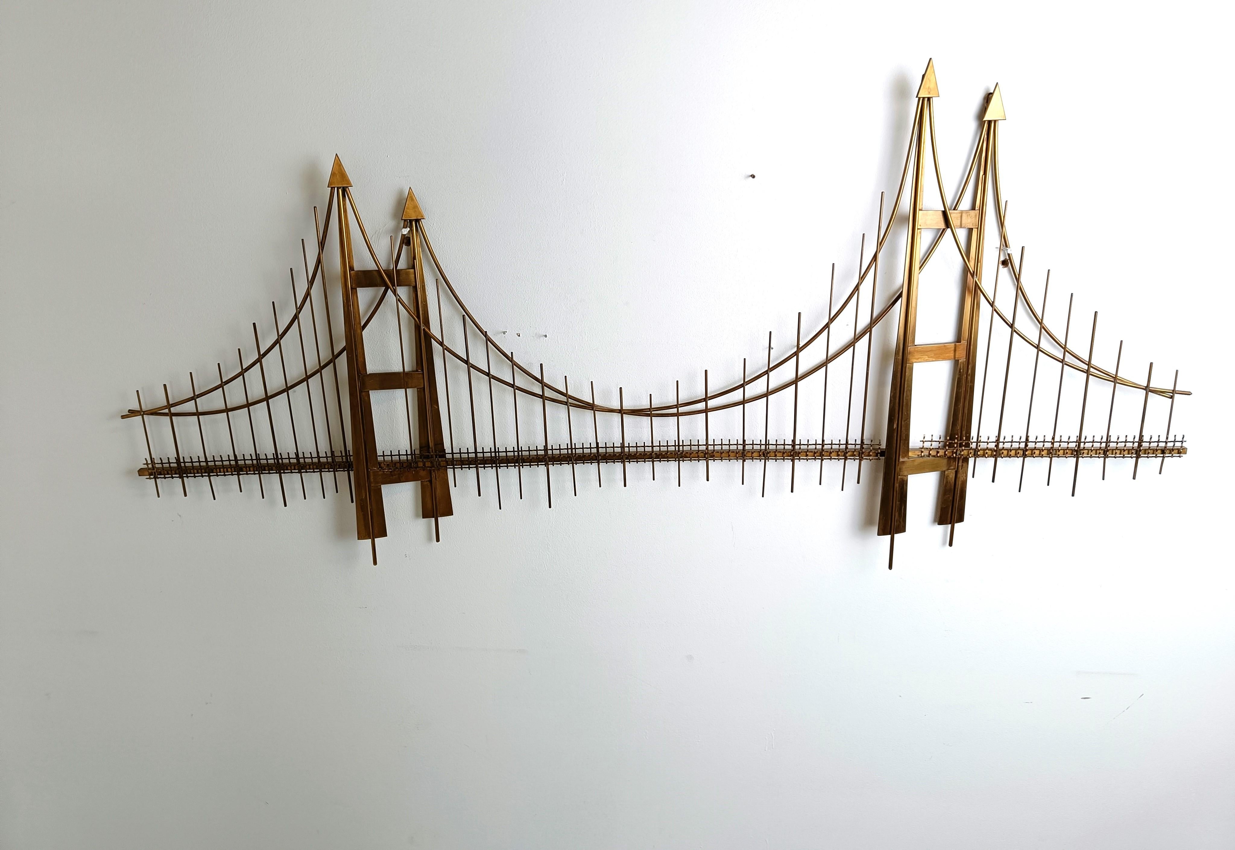 Beeindruckende Wandskulptur aus Kupfer, die die Golden Gate Bridge darstellt, ganz in der Art von Curtis Jeré.

Die Skulptur soll einen 3-D-Effekt der Brücke erzeugen.

guter Zustand

1970er Jahre - Belgien

Abmessungen:
Breite: 160cm
Höhe: