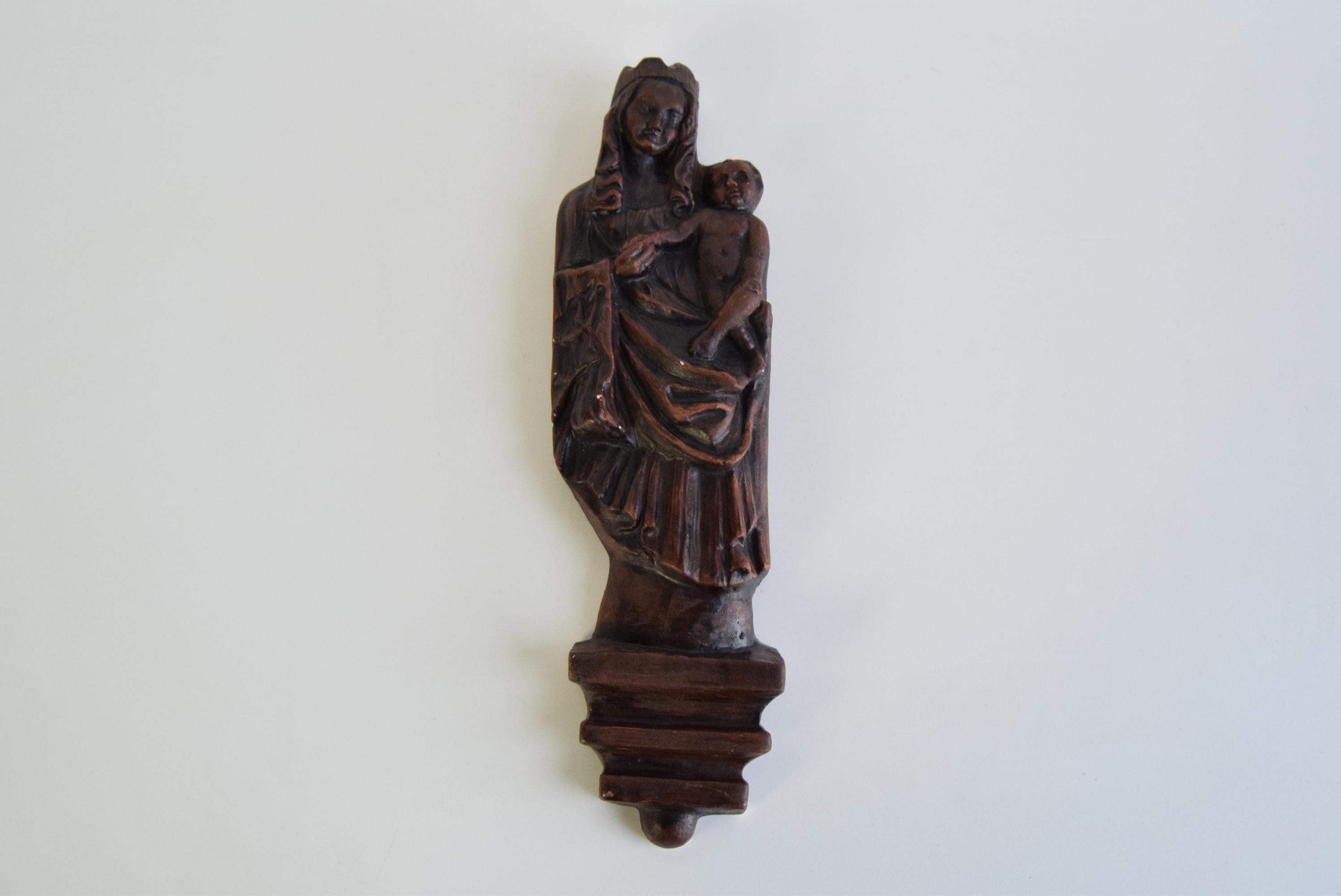 Scultura murale della Madonna con Bambino, 1930 circa in vendita 6