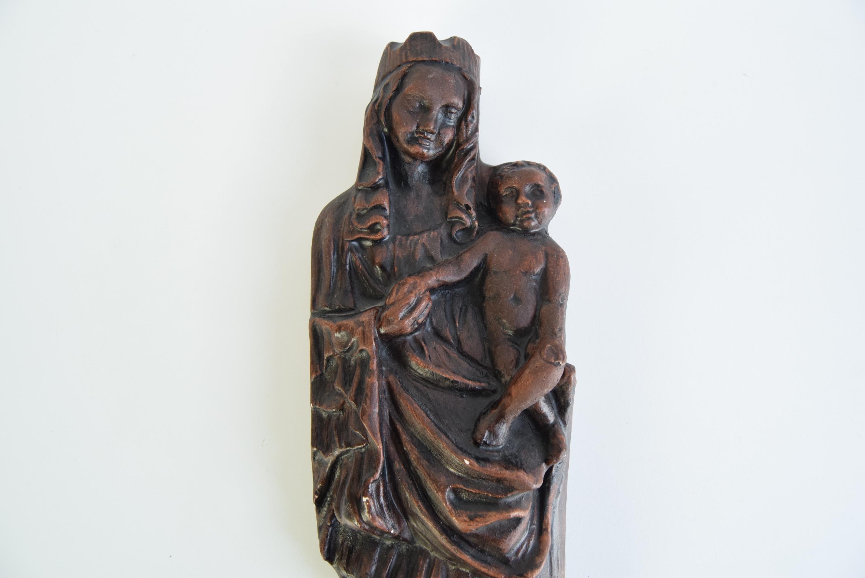 Art Déco Scultura murale della Madonna con Bambino, 1930 circa in vendita