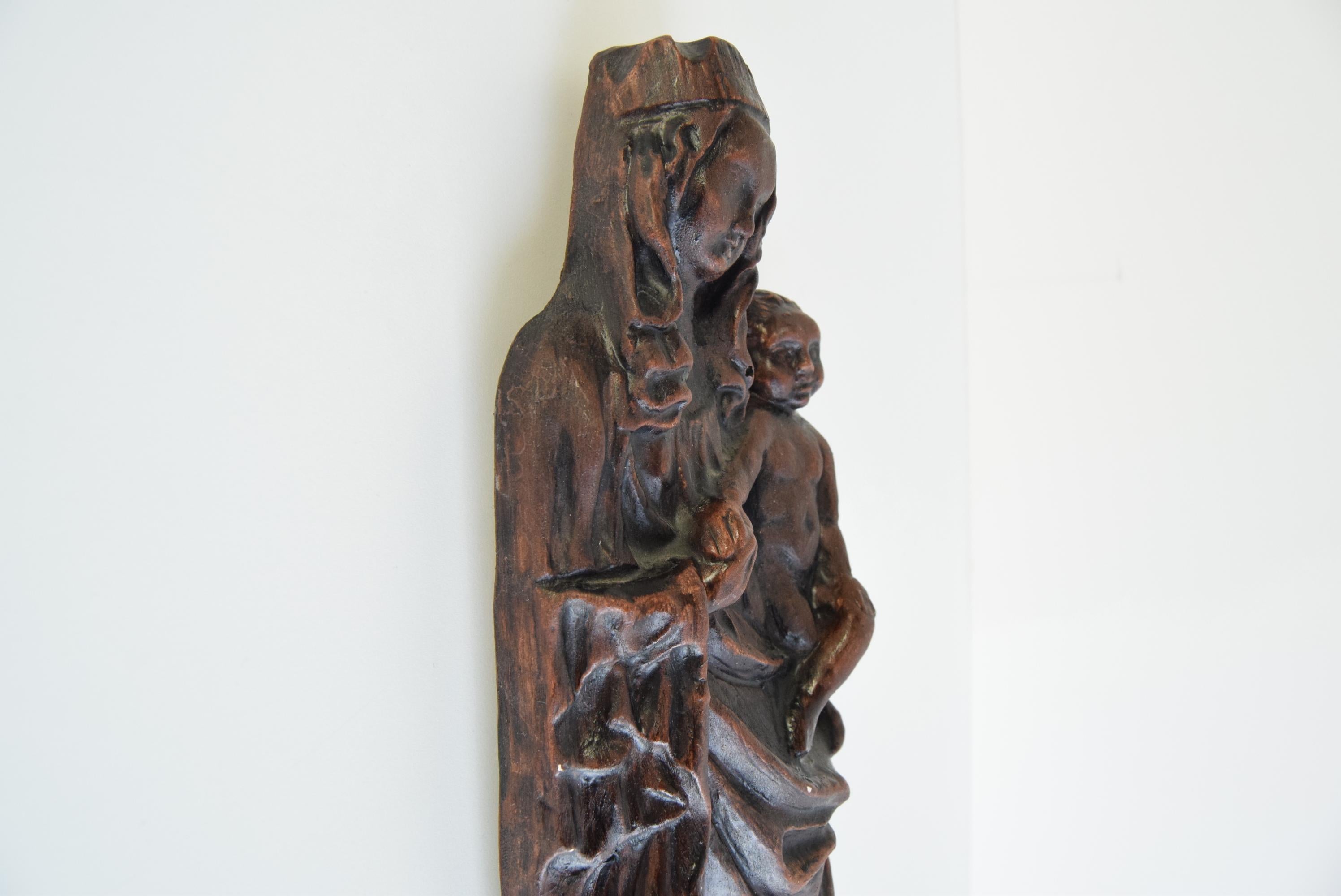 Scultura murale della Madonna con Bambino, 1930 circa In condizioni discrete in vendita a Praha, CZ
