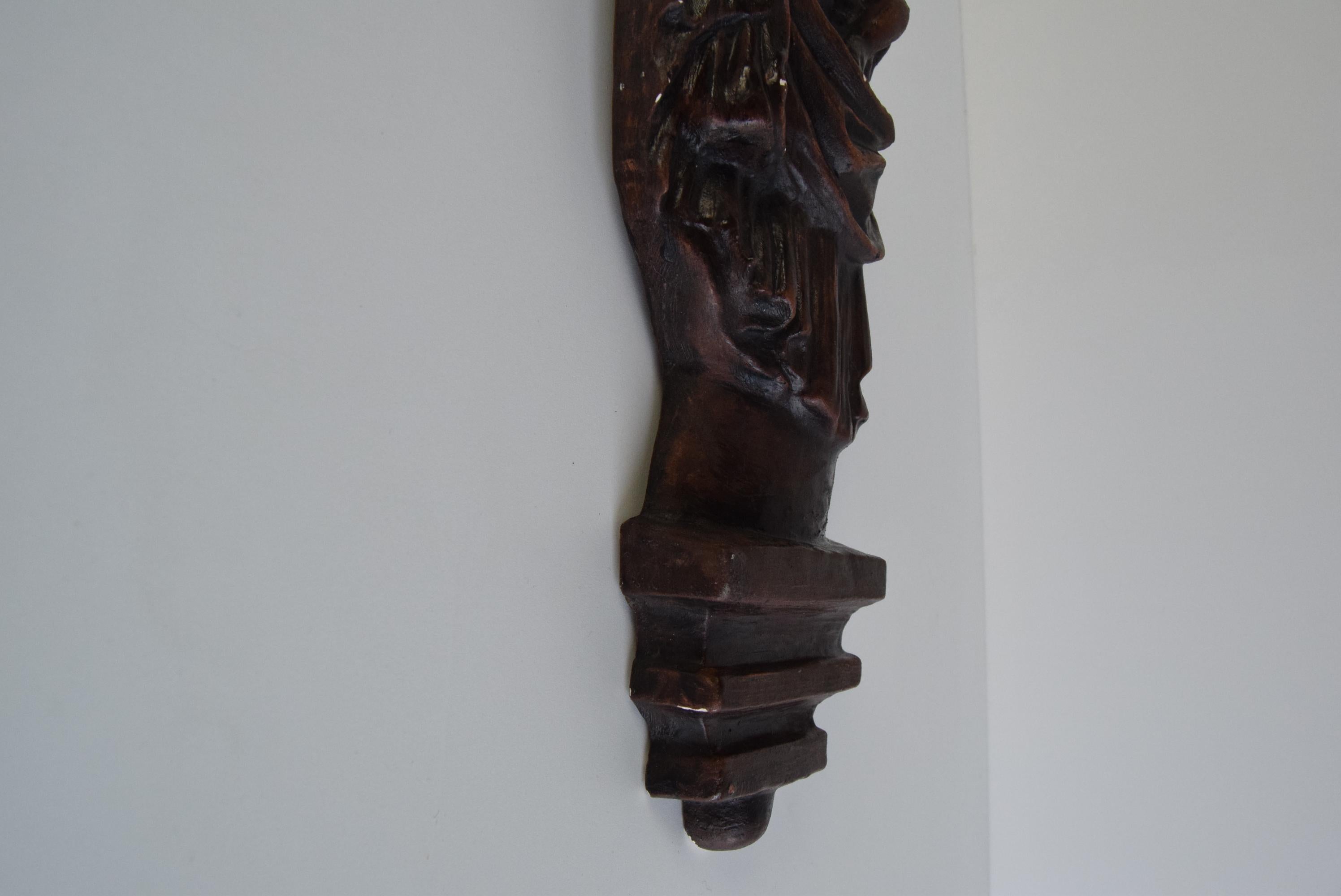 Metà XX secolo Scultura murale della Madonna con Bambino, 1930 circa in vendita