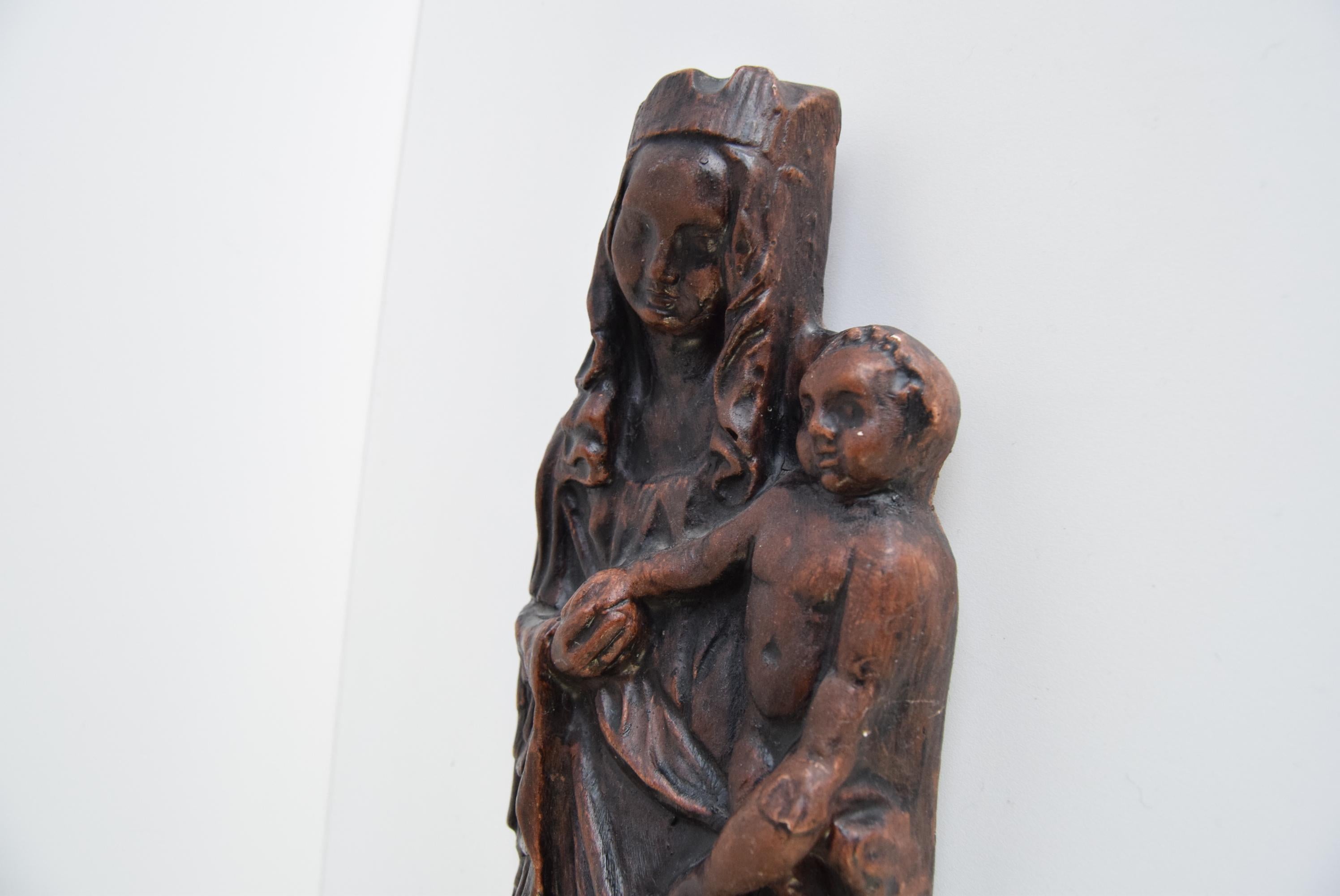 Scultura murale della Madonna con Bambino, 1930 circa in vendita 1