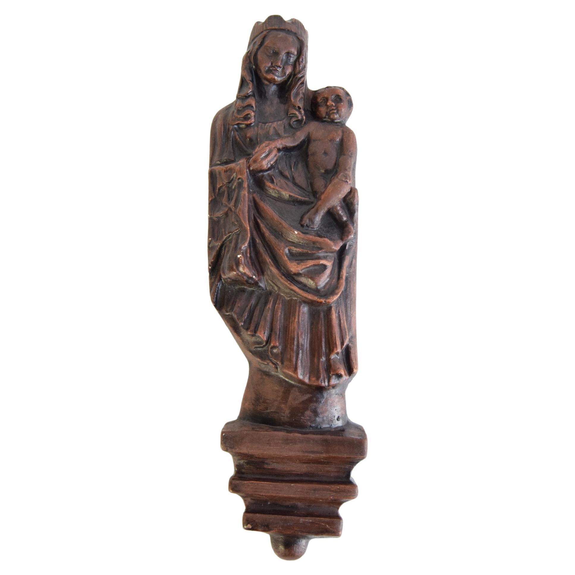 Scultura murale della Madonna con Bambino, 1930 circa