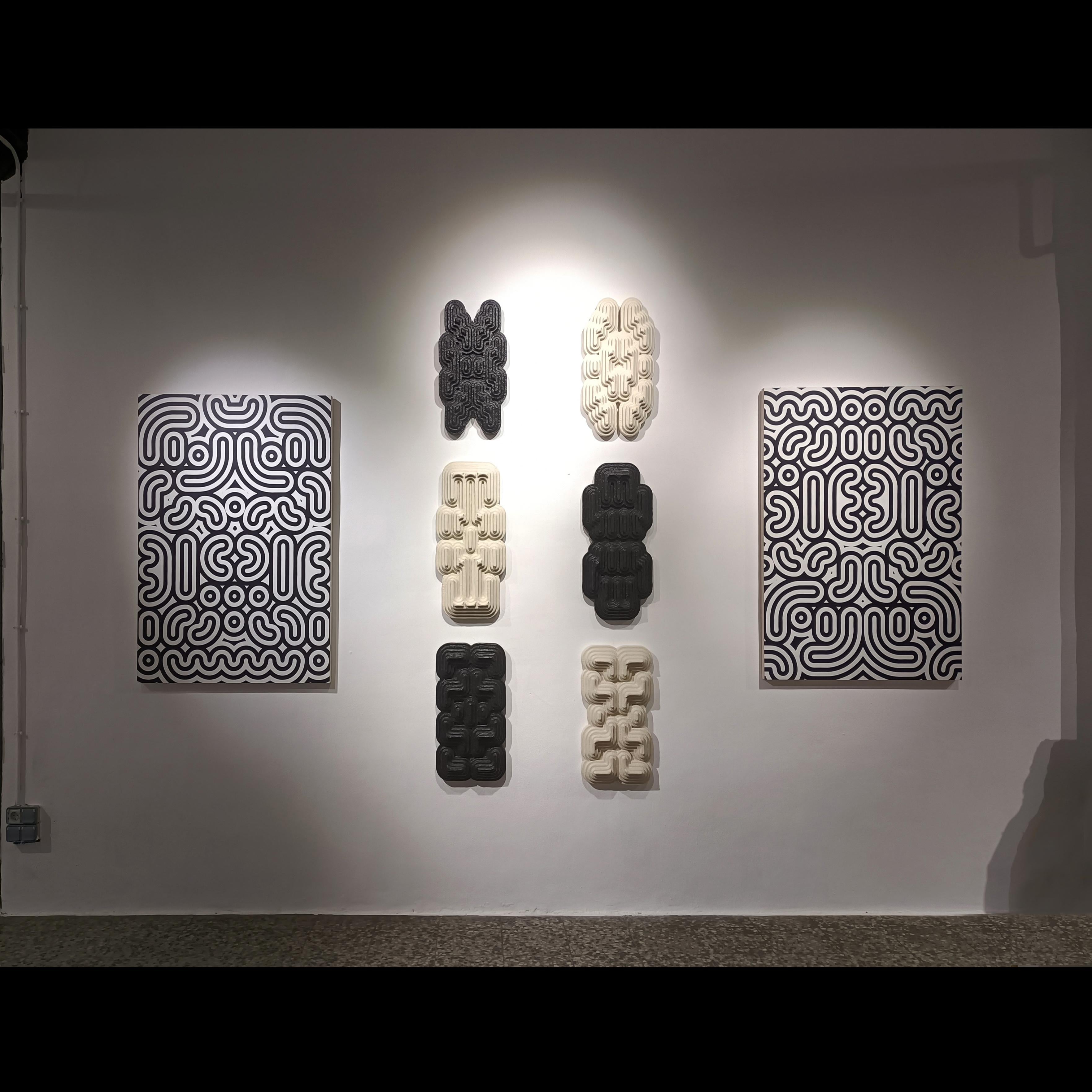 Wandskulptur Weißes zeitgenössisches geometrisches Totem aus organischem Gips im brutalistischen Stil (Spanisch) im Angebot