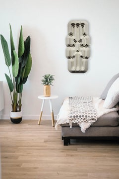 Sculpture murale blanche contemporaine de totem géométrique en plâtre organique brutaliste