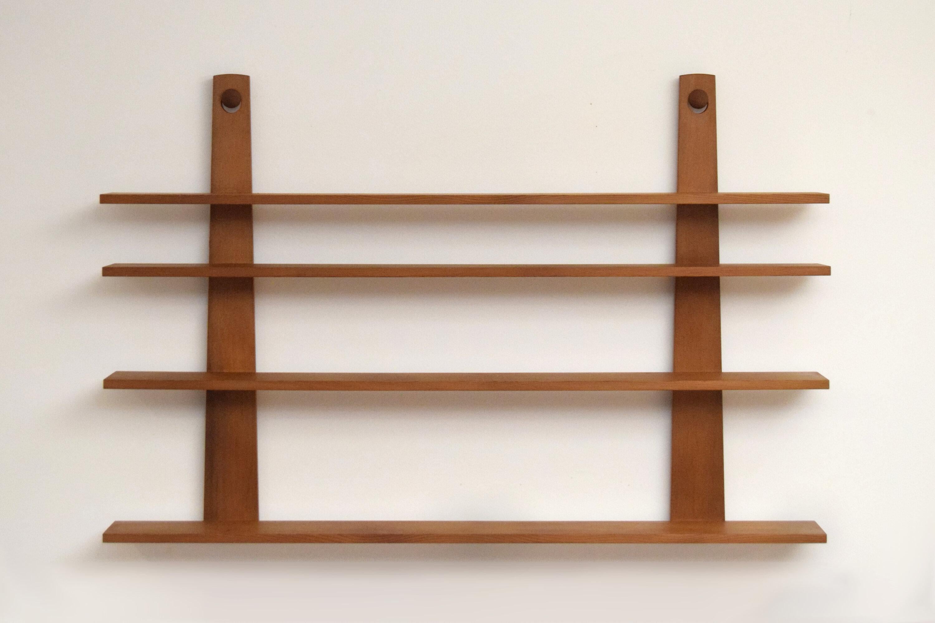 Estantería de pared artesanal de madera maciza Shaker en venta