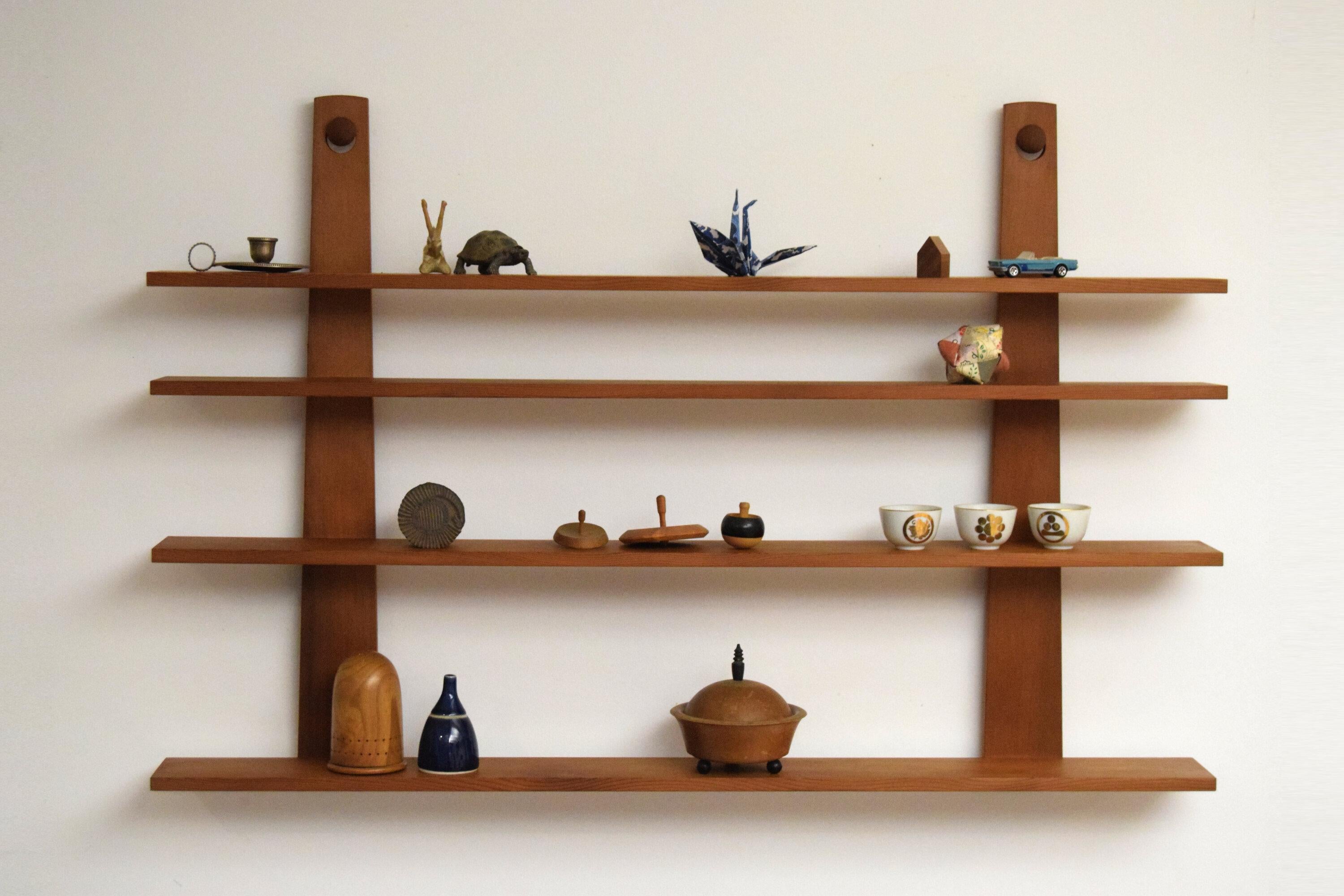 Estantería de pared artesanal de madera maciza Siglo XXI y contemporáneo en venta