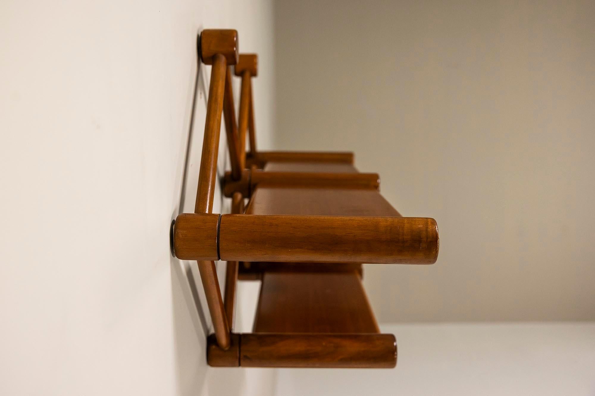 Estantería de pared con mesa auxiliar de acompañamiento en nogal, Italia Años 60 Moderno de mediados de siglo en venta