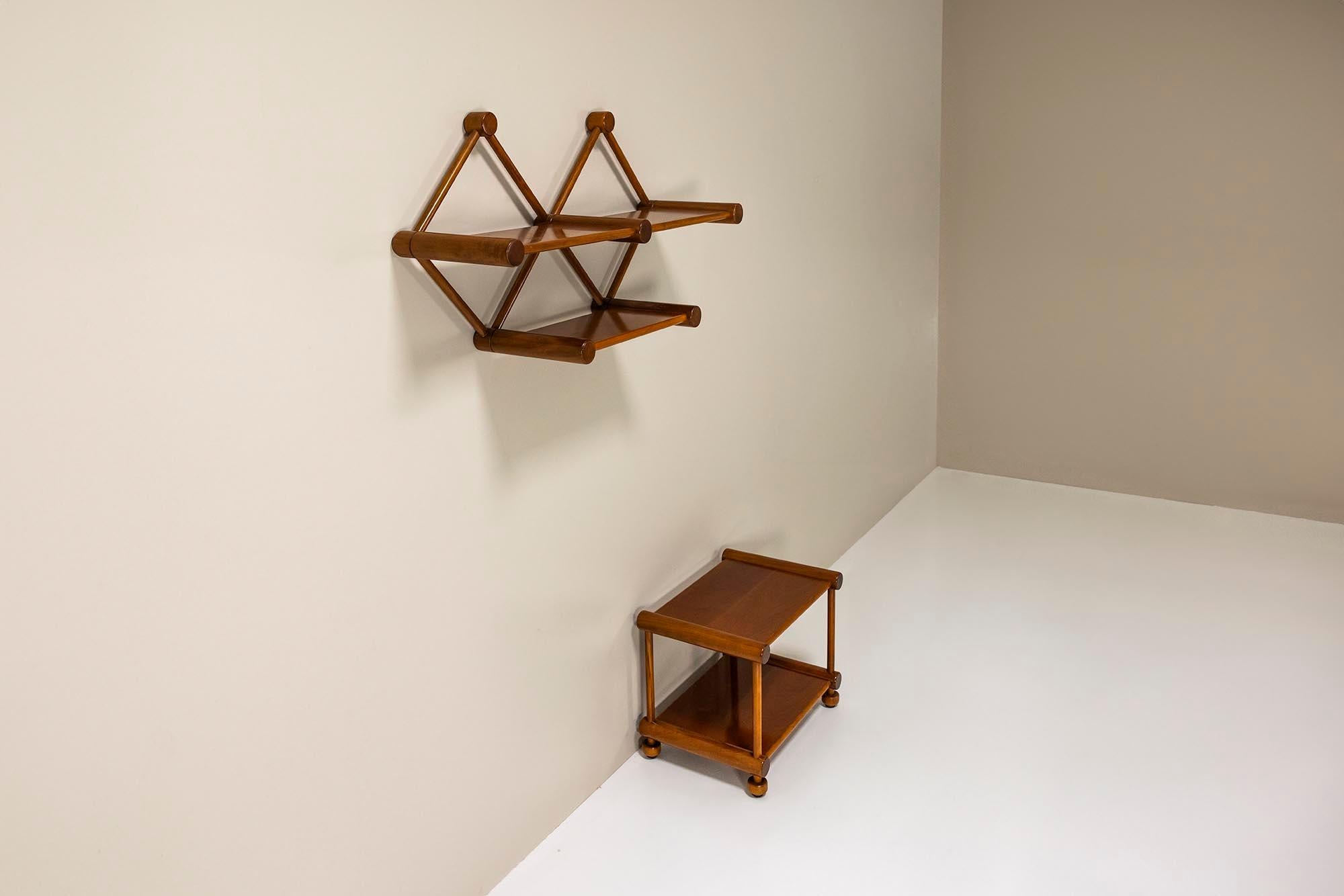 Estantería de pared con mesa auxiliar de acompañamiento en nogal, Italia Años 60 Italiano en venta