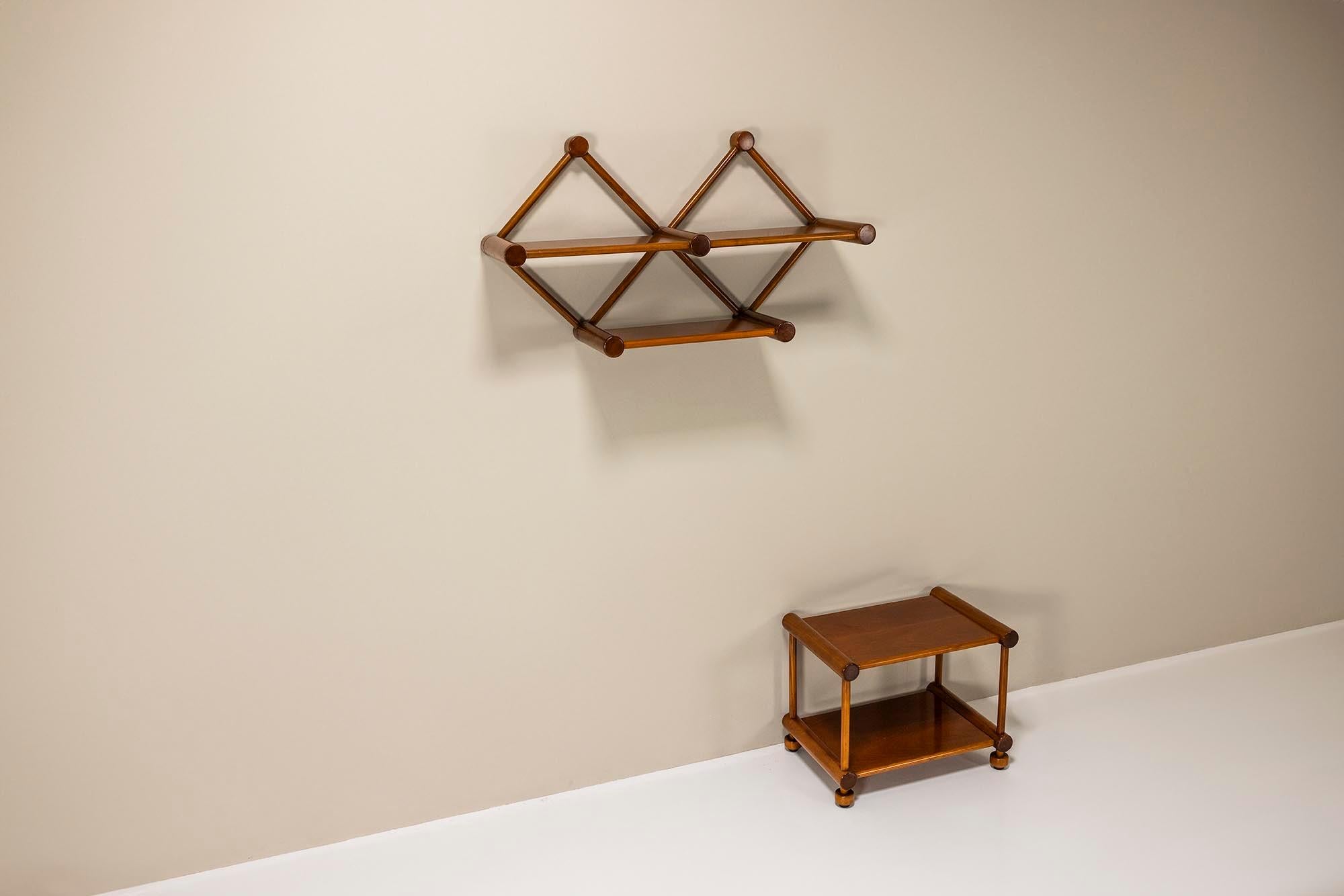 Estantería de pared con mesa auxiliar de acompañamiento en nogal, Italia Años 60 en Bueno estado para la venta en Hellouw, NL