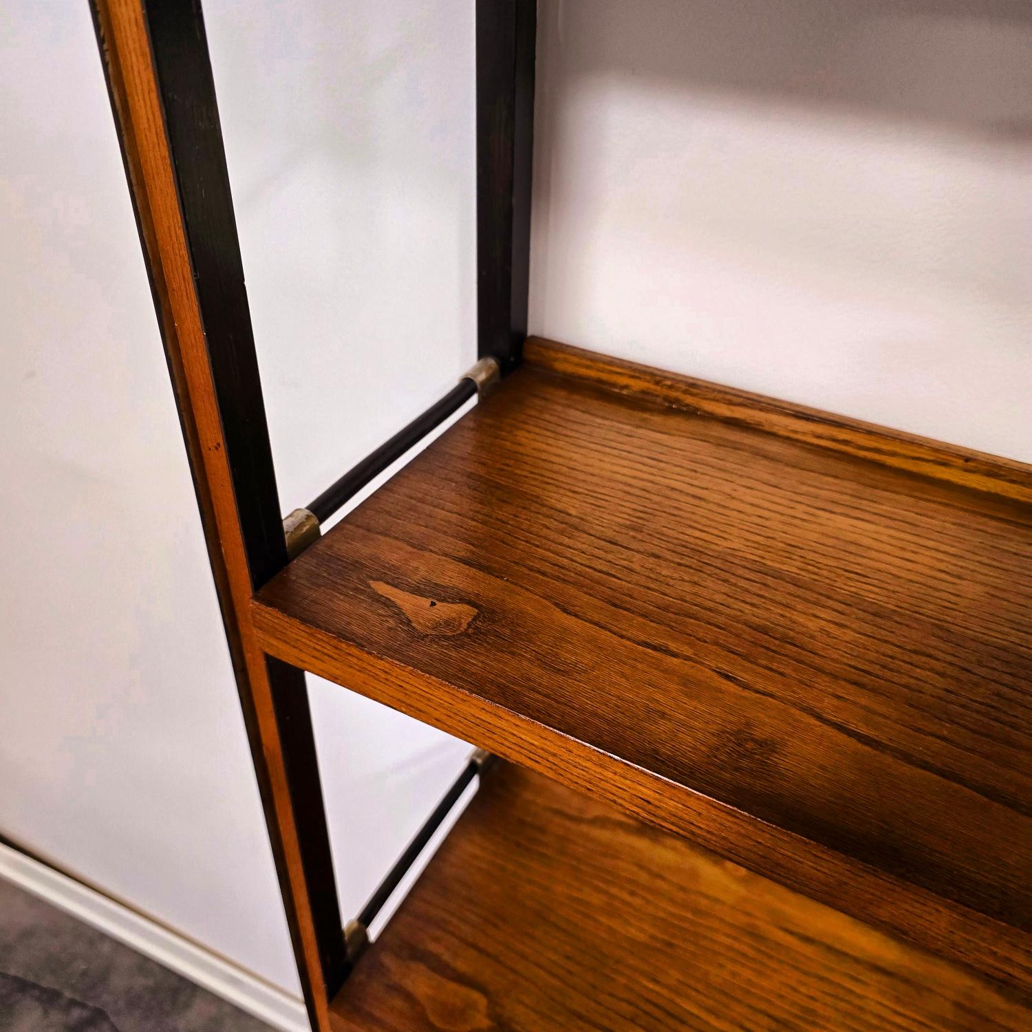 Mensole da parete anni '50

Raro pezzo di artigianato con ottime finiture da ogni angolazione.

Il telaio in alluminio lo rende galleggiante e ha una bella finitura con sottili strisce di legno duro inserite nei pilastri.

Non ho mai visto nulla di