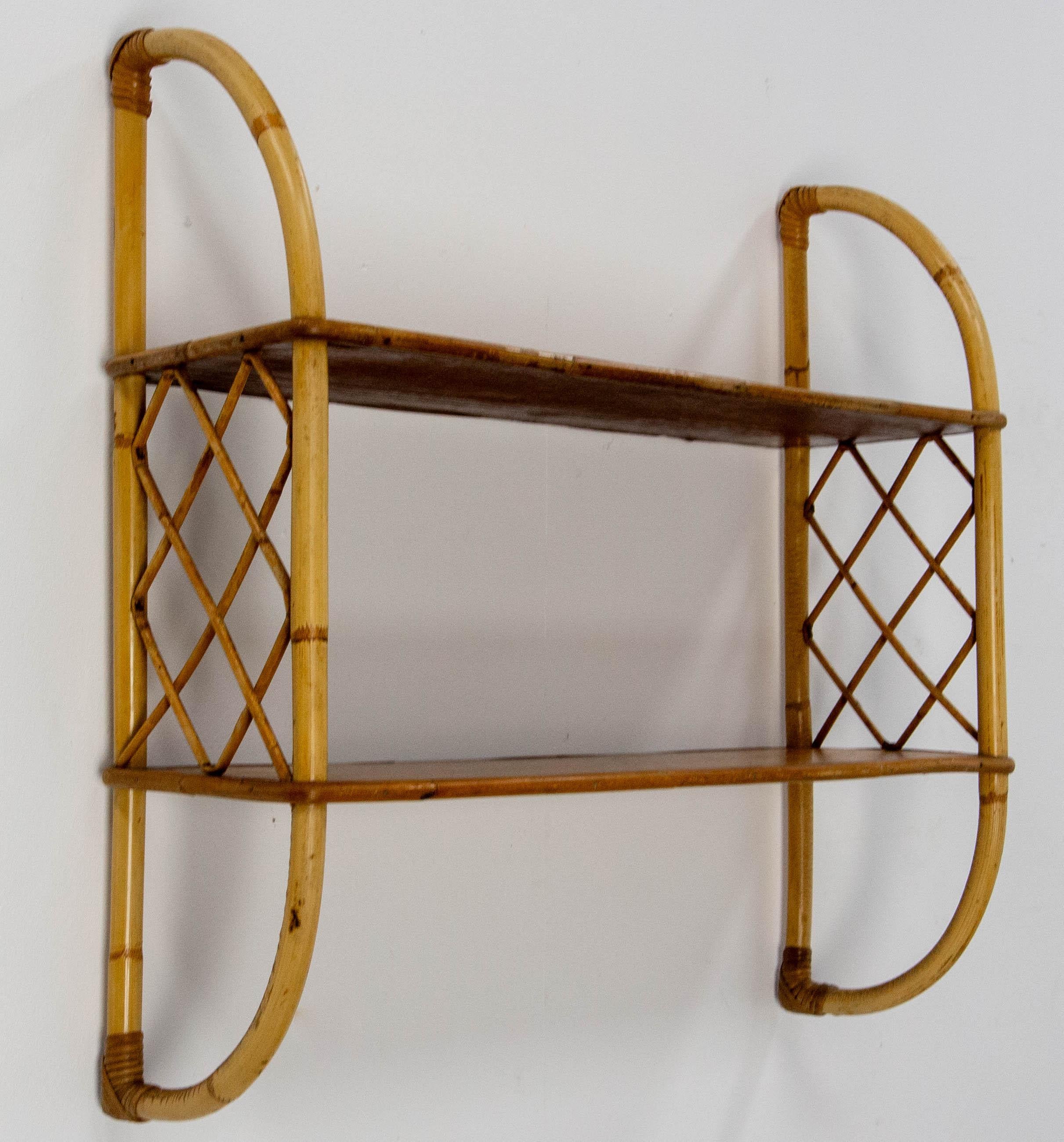 Wall shelves in wood and rattan. This kind of materiel and rounded shapes are typical of the 70's.
Mid 20th century, France

Shipping:
21 / 61.5 / 62.5 cm 1.8 kg.
  