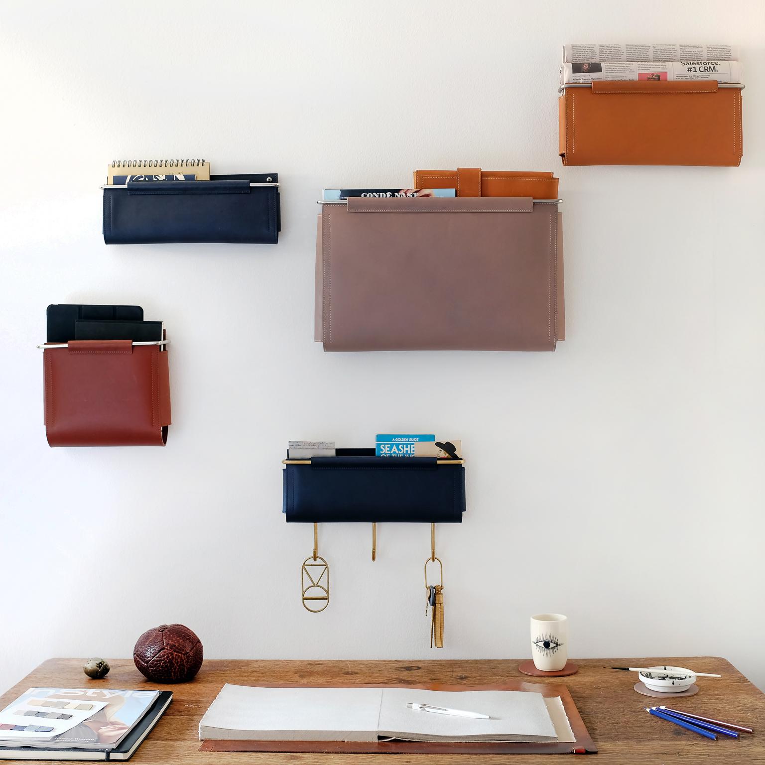 Wandaufbewahrungstasche aus marineblauem Leder und Messing mit 3 Kapuzen von Moses Nadel (amerikanisch) im Angebot