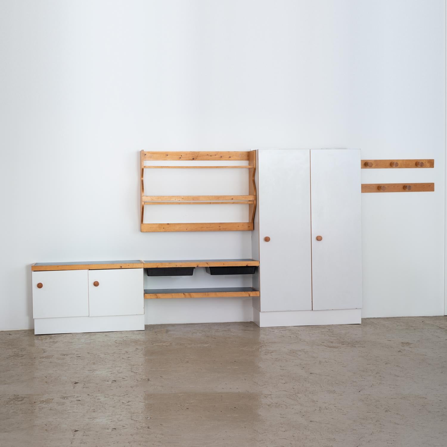 Mobile da parete di Charlotte Perriand. È stato utilizzato nelle Residenze di Lauzieres come parte del progetto 