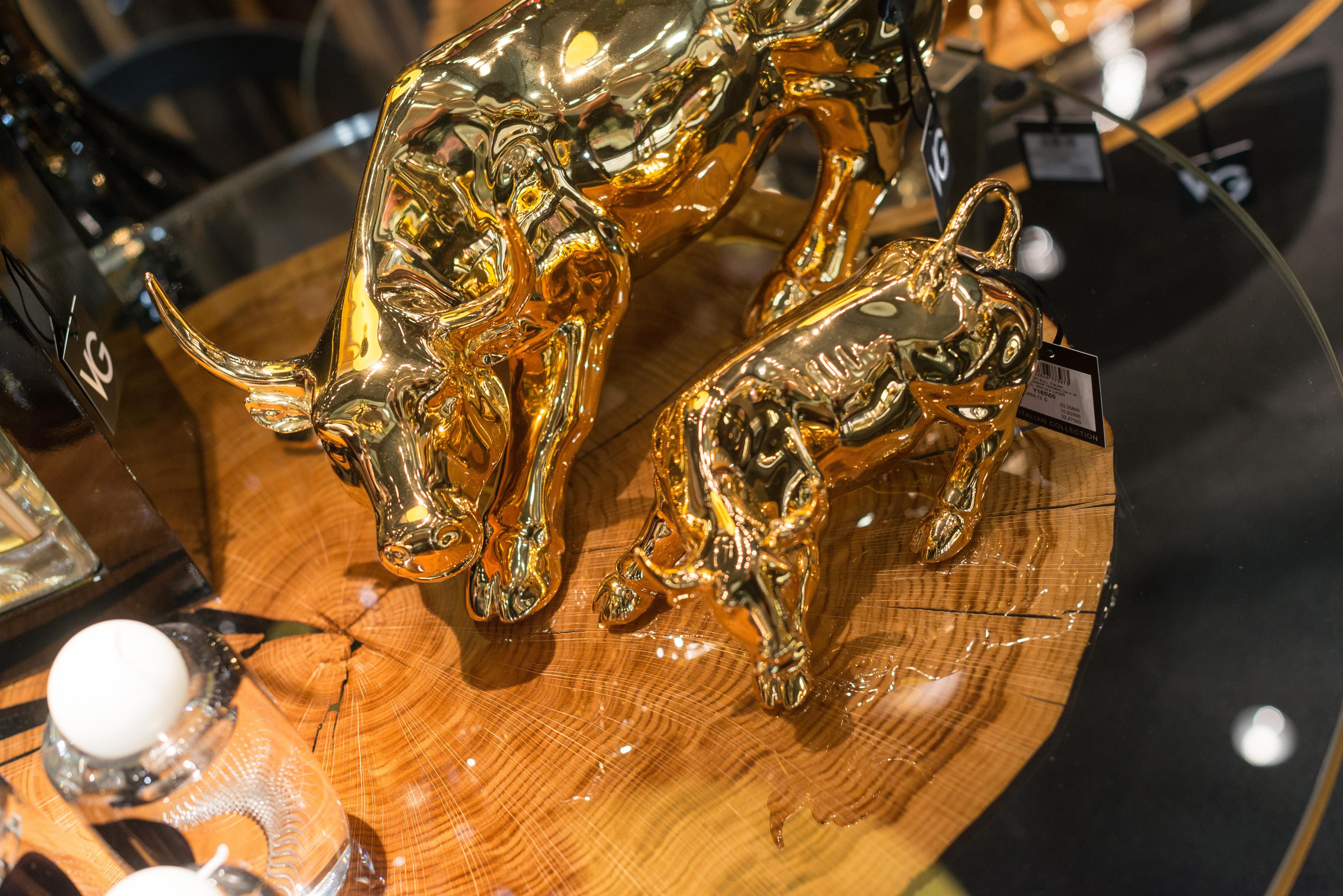 Hand-Crafted Wall Street Bull Small in Ceramic, Shiny Gold 24K, Italy For Sale