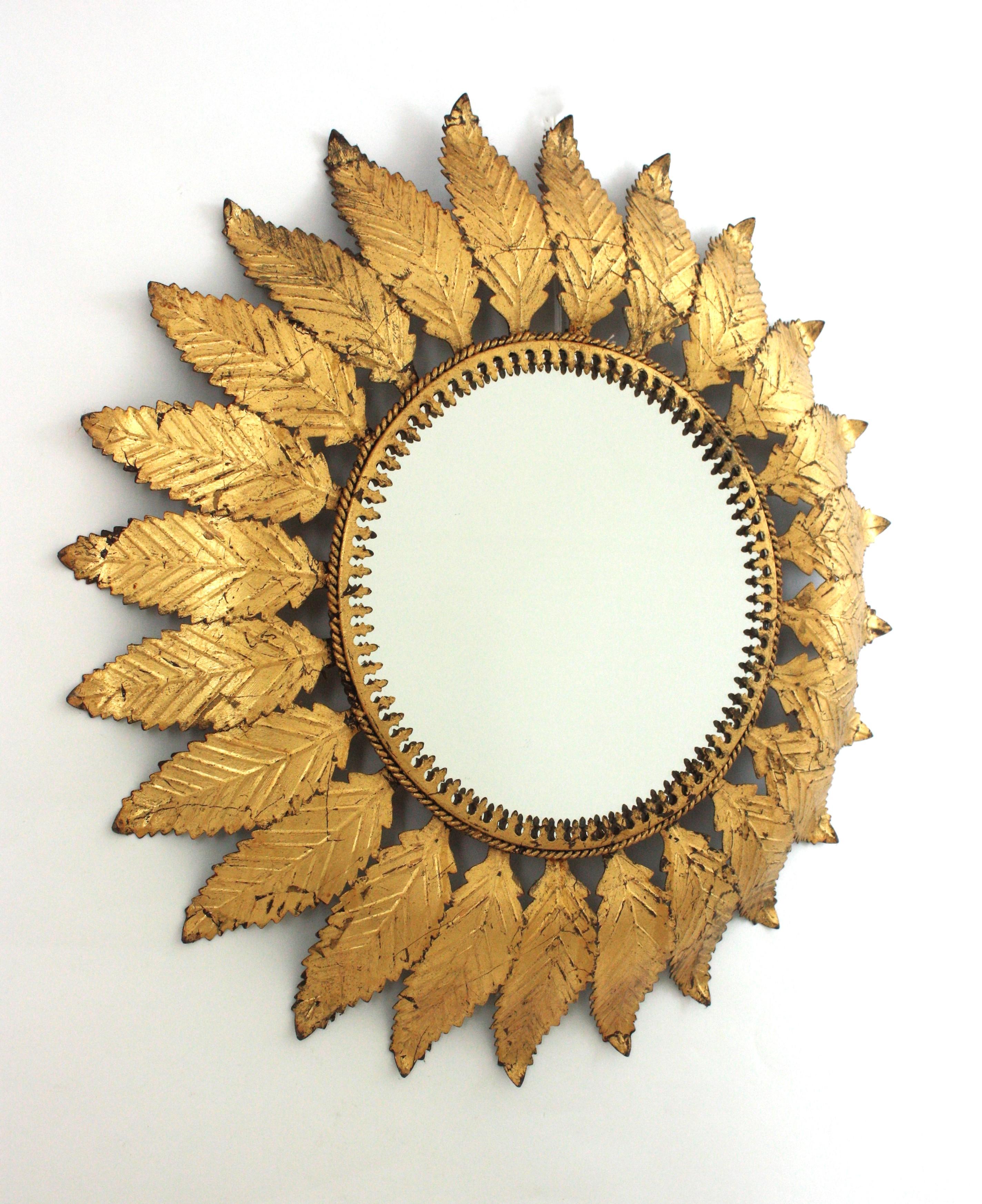 Mid-Century moderno Specchio da parete in ferro dorato con cornice a foglie, Spagna, anni '50 in vendita