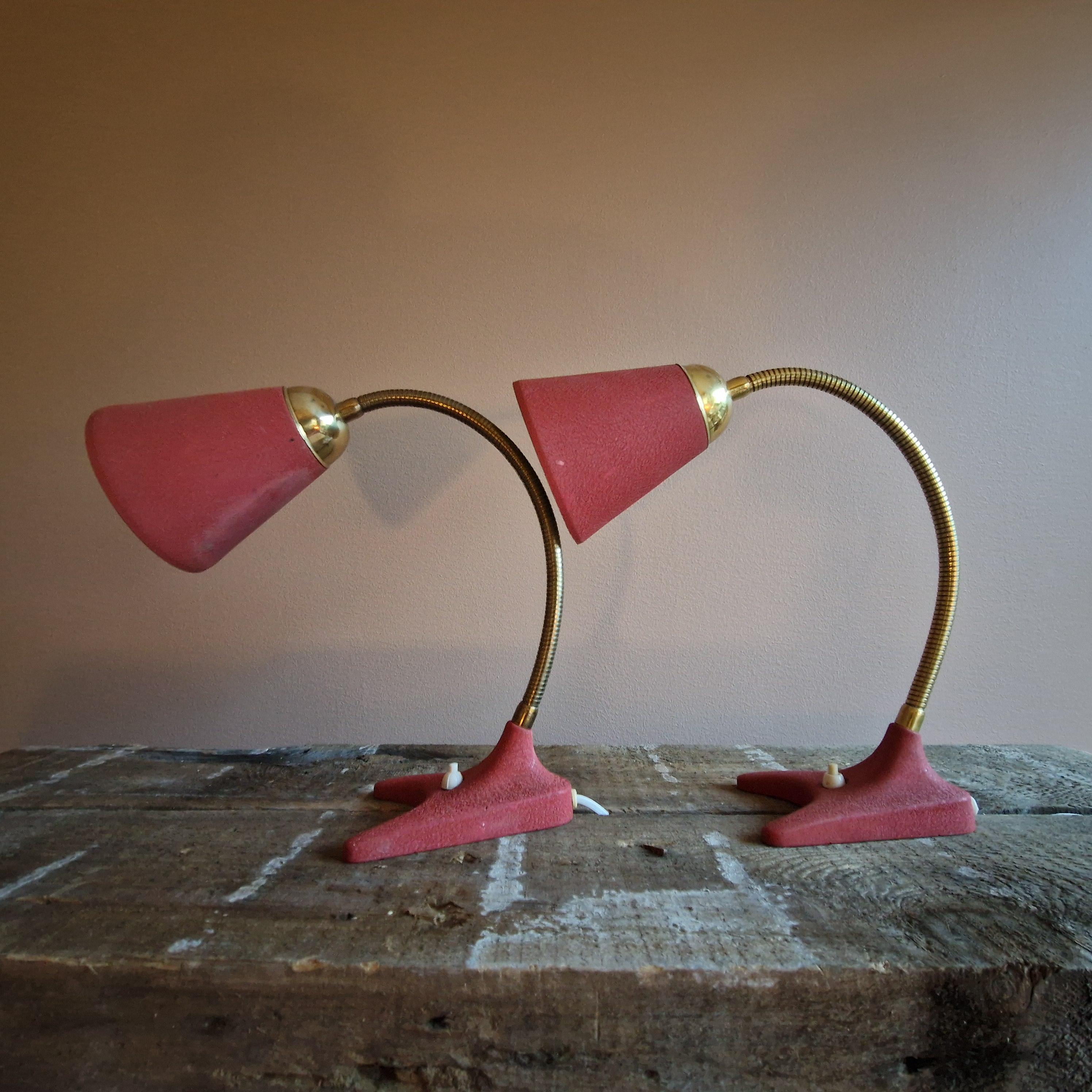 Paire de lampes de table/mur réglables. Erik Wärnå, modèle 49, Värnamo, Suède. 1950's. Ajustable. 

Bon état. 1 abat-jour avec une décoloration. Peut être vu dans les photos.