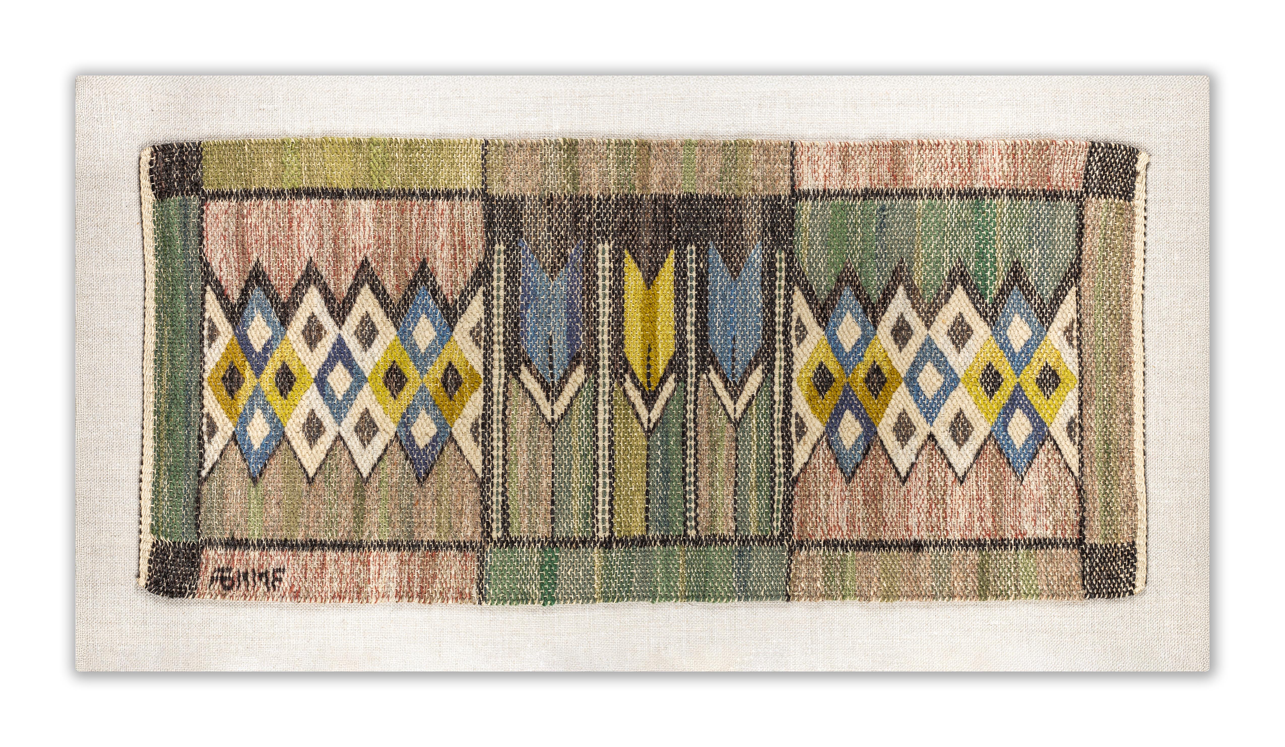 Tapisserie en laine tissée à la main montée sur lin

Conçue par Barbro Nilsson pour Mårta Måås-Fjetterström en 1925 et produite après 1941. 

Signé par AB MMF

Conçu et fabriqué à Båstad, en Suède.